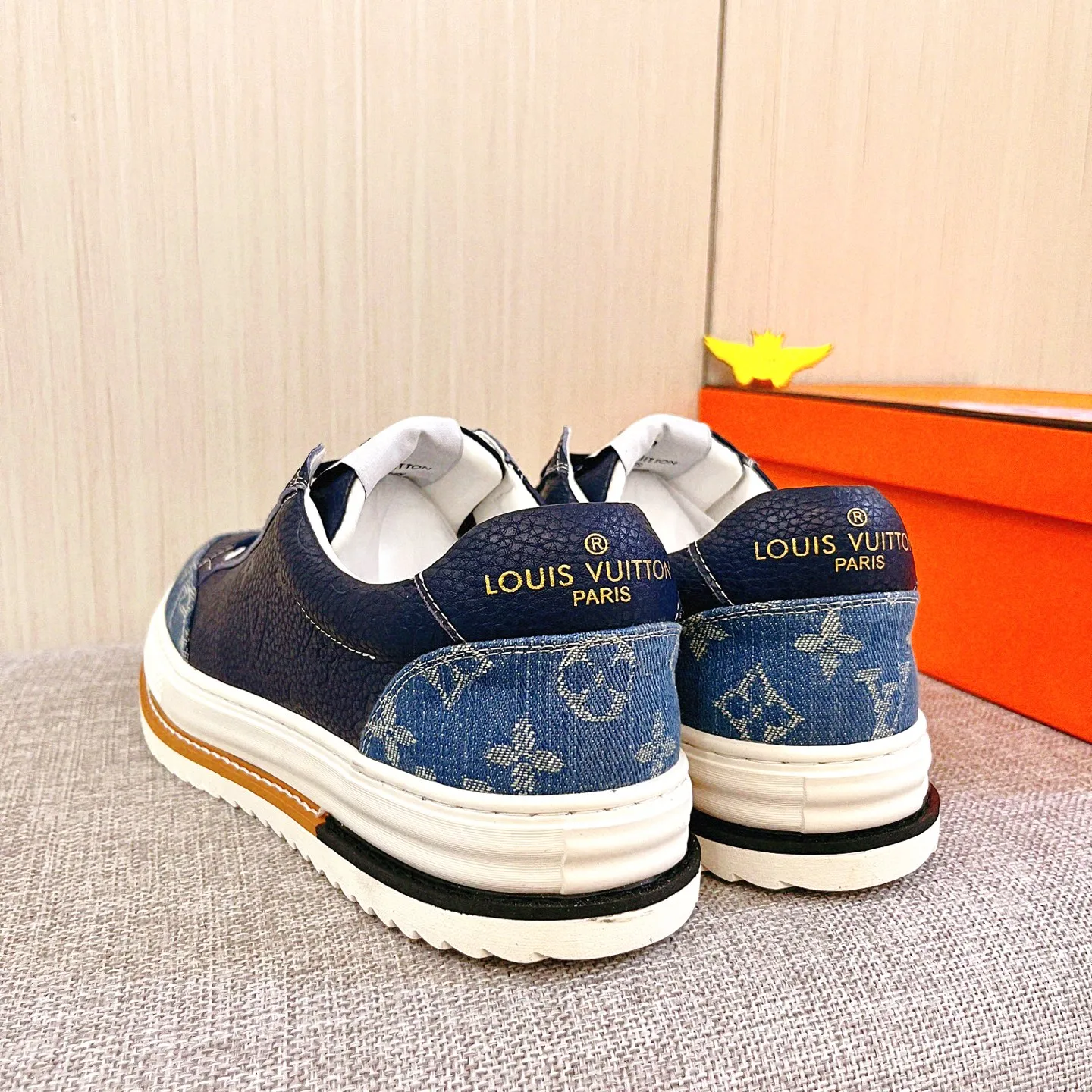 🚘🚘工厂批 220💰🔥【LV】🔥路易威登男鞋高端品牌 官网1：1最新力作：鞋面采用意大利进口头层牛皮搭配舒适透气内里➕原版防滑耐磨大底制作🔥，让行走更加便捷舒适！独家新款，惊世之作，与官方的质量相比美的1：1复刻[色]！打造时尚个性衬托你的与众不同！潮男必备!经典🔥尺码:38-44 颜色： 🔥 2⃣️色可选🔥