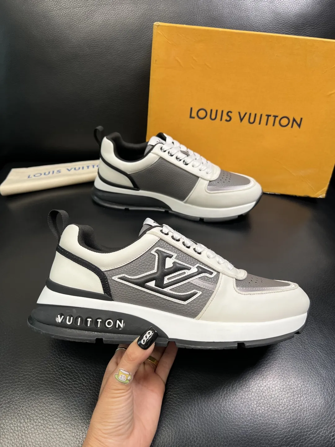 P 430 Lv 高品质 顶级工艺品 路易威登，运动板鞋专柜同步，鞋面意大利进口，高品质拼接缤纷色彩复杂工艺品，进口羔羊毛里垫柔软舒适，鞋底：原厂特供原版底，TPU独家活动成型底超级舒适，原厂跟单货，高品质，欢迎对比，码数 39-44 （订做38 45 ）