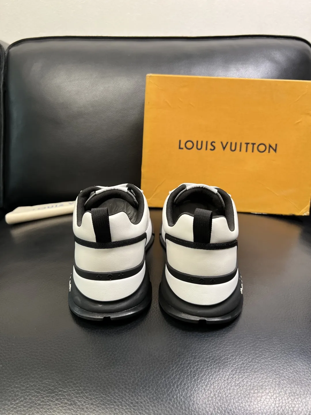 P 430 Lv 高品质 顶级工艺品 路易威登,运动板鞋专柜同步,鞋面意大利进口,高品质拼接缤纷色彩复杂工艺品,进口羔羊毛里垫柔软舒适,鞋底:原厂特供原版底,TPU独家活动成型底超级舒适,原厂跟单货,高品质,欢迎对比,码数 39-44 (订做38 45 )