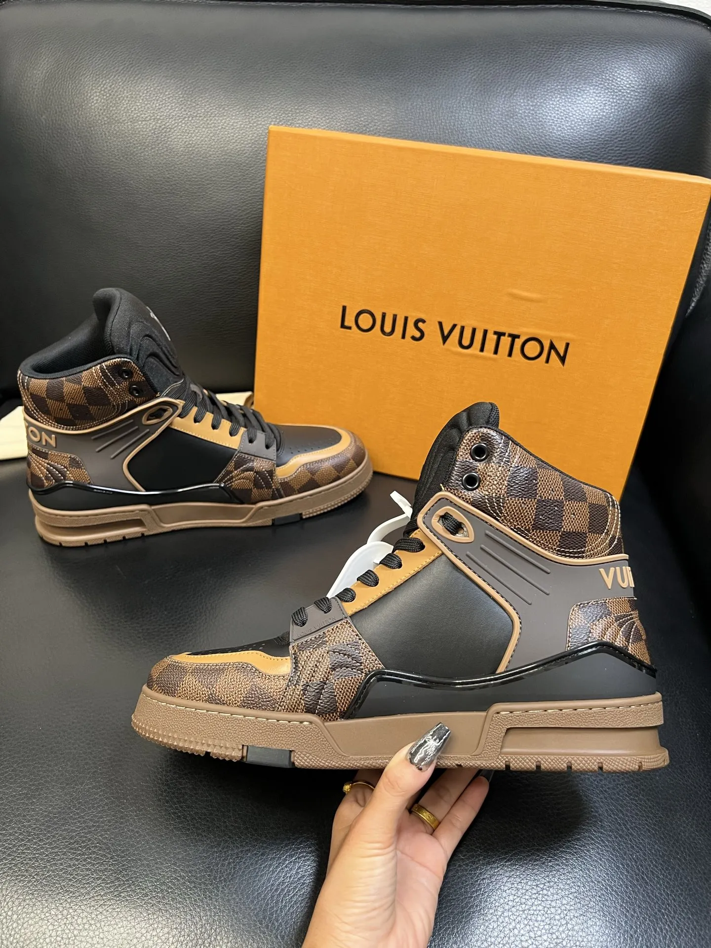 P520 Lv 高品质 顶级工艺品 路易威登,专柜同步,鞋面意大利进口,高品质拼接缤纷色彩复杂工艺品,进口水染牛皮垫网里柔软舒适,鞋底:原厂特供原版底,TPU独家活动成型底超级舒适,原厂跟单货,欢迎对比,码数 38-44 (订做45 )