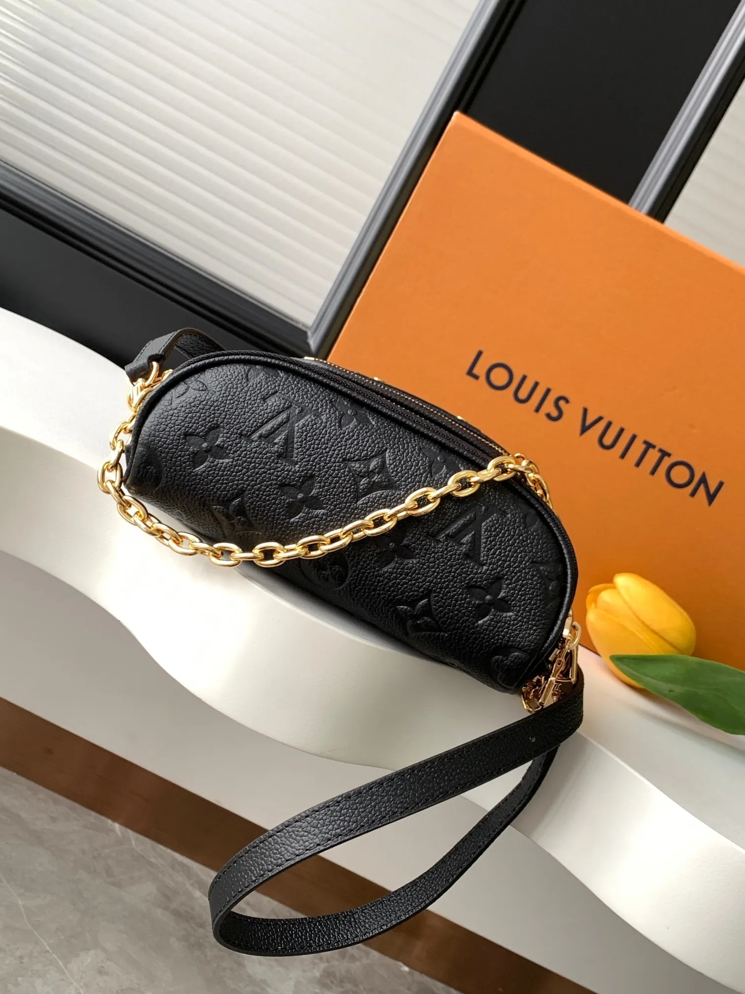 【动态163c芯片 顶级原单加强版】M12753焦糖色M83219杏印 M83275米白 M46917黑色 顶级原单本款 Mini Bumbag 手袋为 Monogram Empreinte 软粒面皮革压印 Monogram 图案,令前卫设计重焕新姿。巧用可拆卸链条和可拆卸并调节的肩带,解锁多种造型和背携方式。内设拉链主隔层,压纹皮革标签栖身拉链前袋。17.0 x 12.0 x 9.5 厘米 (长 x 高 x 宽) • Monogram Empreinte 压纹软粒面牛皮革 • 牛皮革饰边 • 微纤维内衬 • 金属件 • 拉链开合 • 拉链前袋 • 肩带:可拆卸,可调节 • 包带半长:32.0 厘米 • 包带半长可调至:44.0 厘米 • 链条:可拆卸 • 链条半长:20.0 厘米