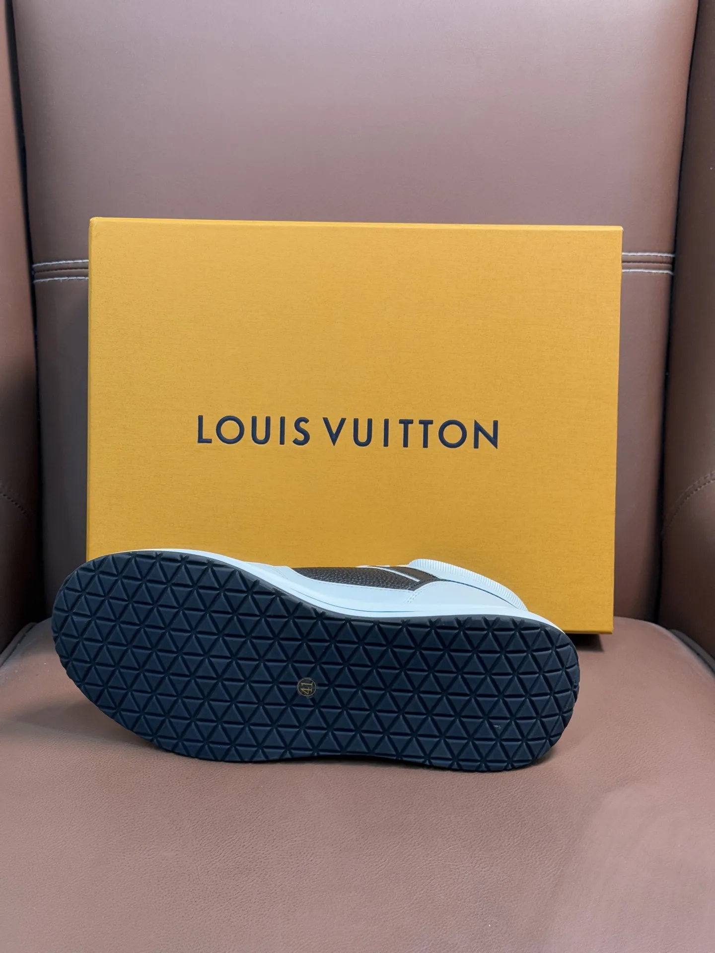 💰400 Lv 顶级代购路易威登，中帮运动鞋专柜同步，鞋面意大利进口，高品质拼接 缤纷色彩复杂工艺品，进口网布里垫柔软舒适，鞋底：原厂特供原版底，TPU独家活动成 型底超级舒适，原厂跟单货，高品质，可随意进出专柜，欢迎对比，码数39-44（订 做 45）