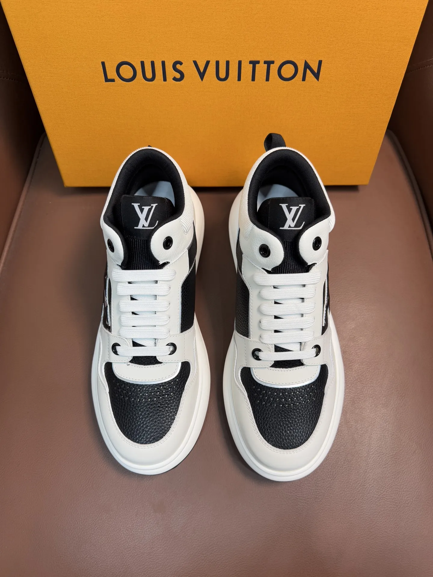 💰400 Lv 顶级代购路易威登，中帮运动鞋专柜同步，鞋面意大利进口，高品质拼接 缤纷色彩复杂工艺品，进口网布里垫柔软舒适，鞋底：原厂特供原版底，TPU独家活动成 型底超级舒适，原厂跟单货，高品质，可随意进出专柜，欢迎对比，码数39-44（订 做 45）