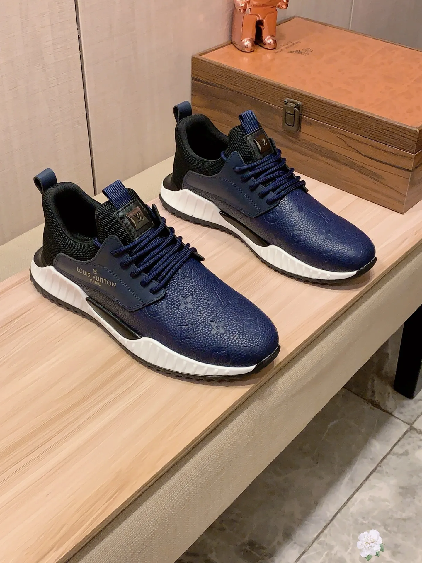 新款: 厂价:221💰💰🎩🎩[闪电][闪电] 《 LV* 》最新&bull;爆款休闲鞋，顶端品牌[勾引]奢侈～代购，顶级～质量。[强]鞋面選用进口透气牛皮搭配材质➕透气羊皮垫脚（&bull;）精细做工。原版个性时尚柔软橡膠耐磨防滑大底，上脚轻巧舒适，实物拍摄🎬實物更好看，011:码: 38-44，3️⃣色入选