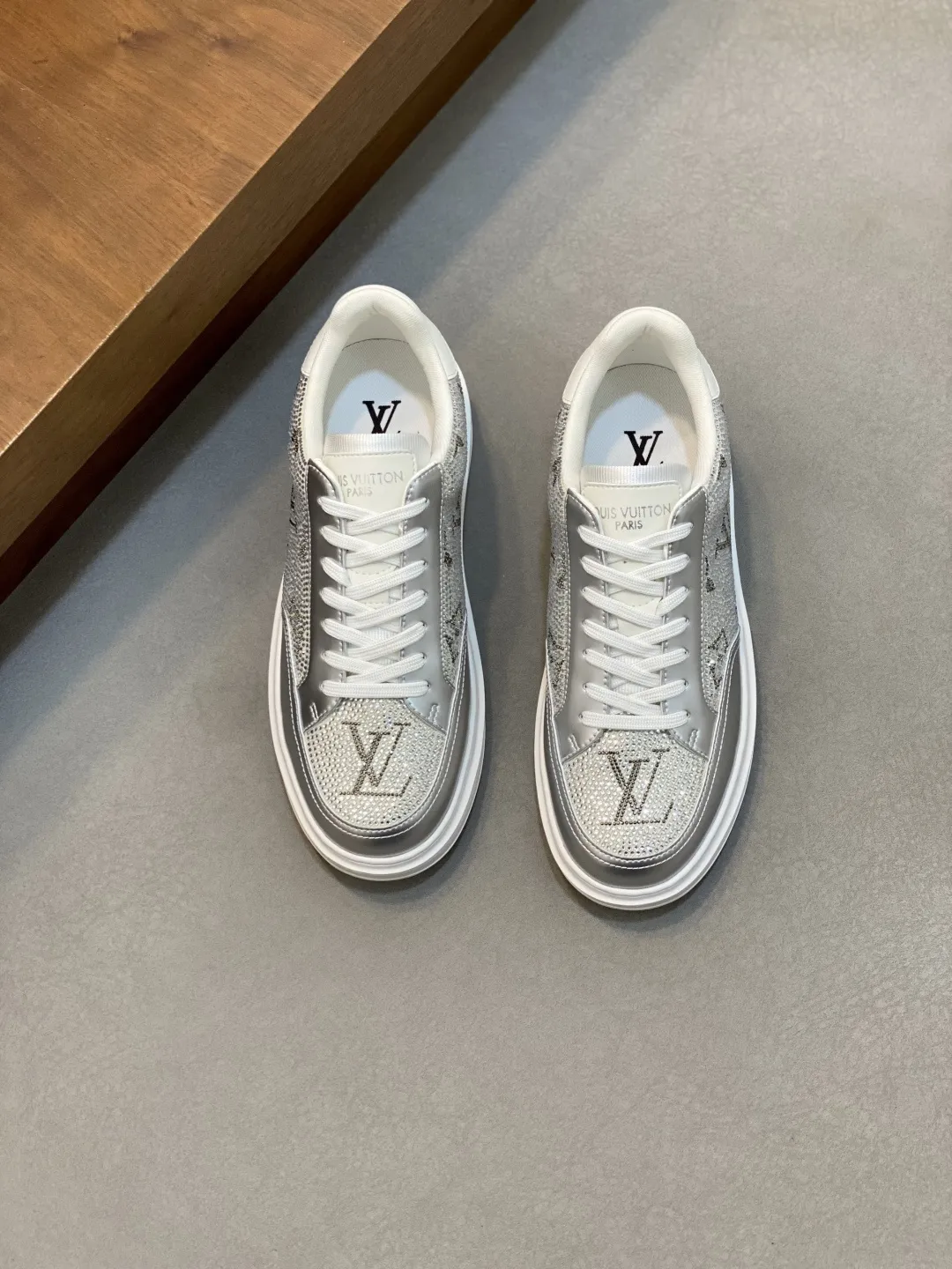 💰210 &bull;&bull;新品&bull;&bull; 2025FW&bull;LV TRAINER 烫钻满天星💎复古运动鞋！Lou* V～原单正品货！原版进口顶级反绒牛皮&bull;烫印进口捷克钻💠织物网眼内里垫脚➕原版TPU组合鞋底～套楦工艺&bull;舒适耐穿！ Size：38-45 46定制