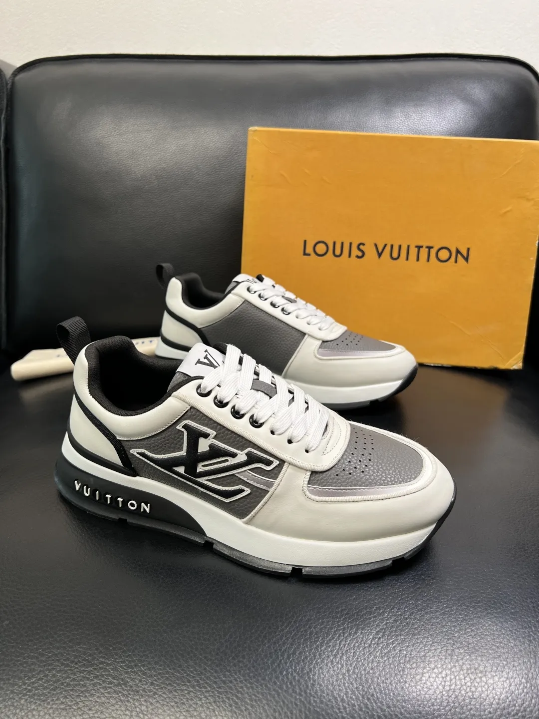 P 430 Lv 高品质 顶级工艺品 路易威登,运动板鞋专柜同步,鞋面意大利进口,高品质拼接缤纷色彩复杂工艺品,进口羔羊毛里垫柔软舒适,鞋底:原厂特供原版底,TPU独家活动成型底超级舒适,原厂跟单货,高品质,欢迎对比,码数 39-44 (订做38 45 )