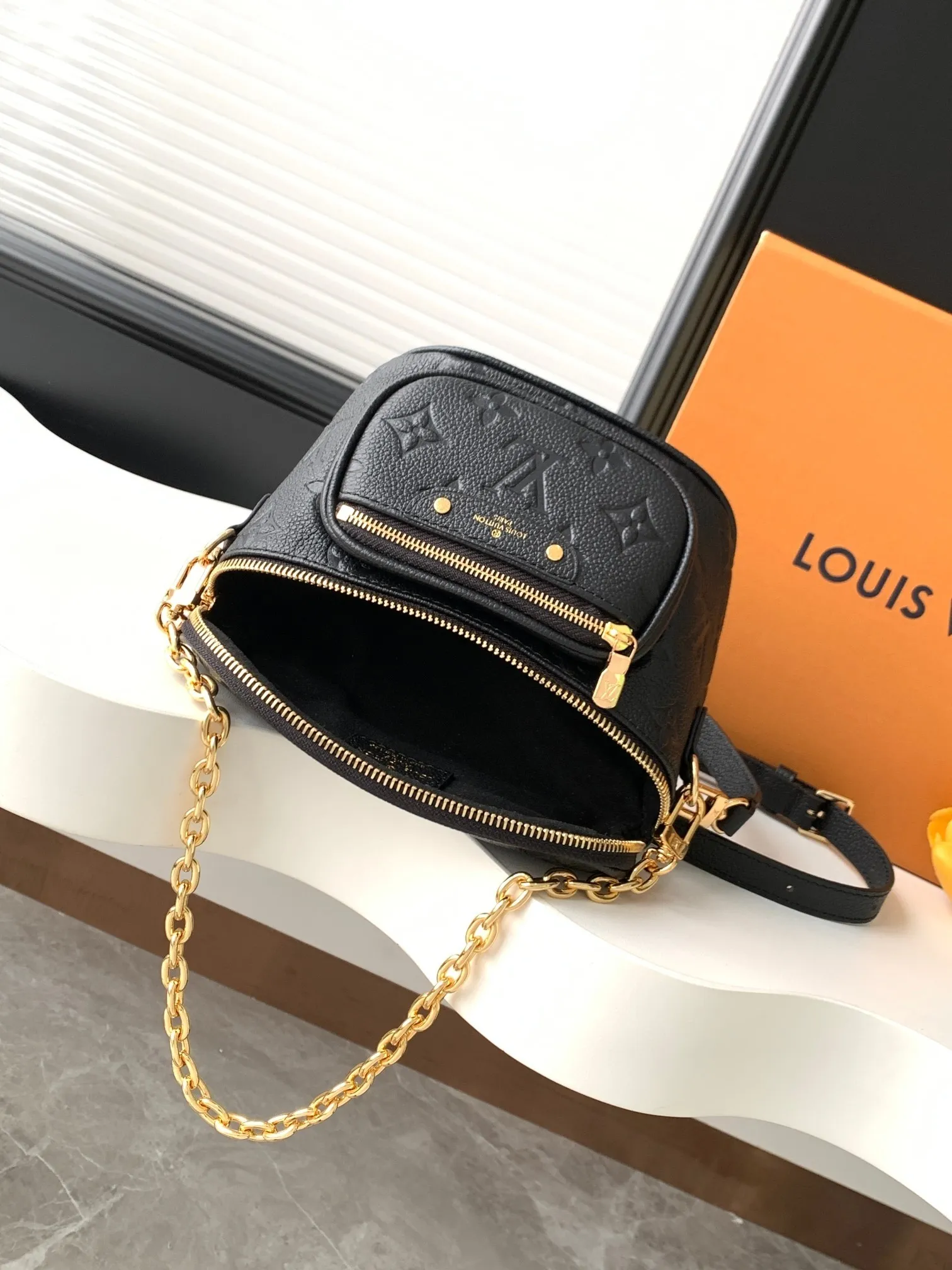 【动态163c芯片 顶级原单加强版】M12753焦糖色M83219杏印 M83275米白 M46917黑色 顶级原单本款 Mini Bumbag 手袋为 Monogram Empreinte 软粒面皮革压印 Monogram 图案，令前卫设计重焕新姿。巧用可拆卸链条和可拆卸并调节的肩带，解锁多种造型和背携方式。内设拉链主隔层，压纹皮革标签栖身拉链前袋。17.0 x 12.0 x 9.5 厘米 (长 x 高 x 宽) &bull; Monogram Empreinte 压纹软粒面牛皮革 &bull; 牛皮革饰边 &bull; 微纤维内衬 &bull; 金属件 &bull; 拉链开合 &bull; 拉链前袋 &bull; 肩带：可拆卸，可调节 &bull; 包带半长：32.0 厘米 &bull; 包带半长可调至：44.0 厘米 &bull; 链条：可拆卸 &bull; 链条半长：20.0 厘米