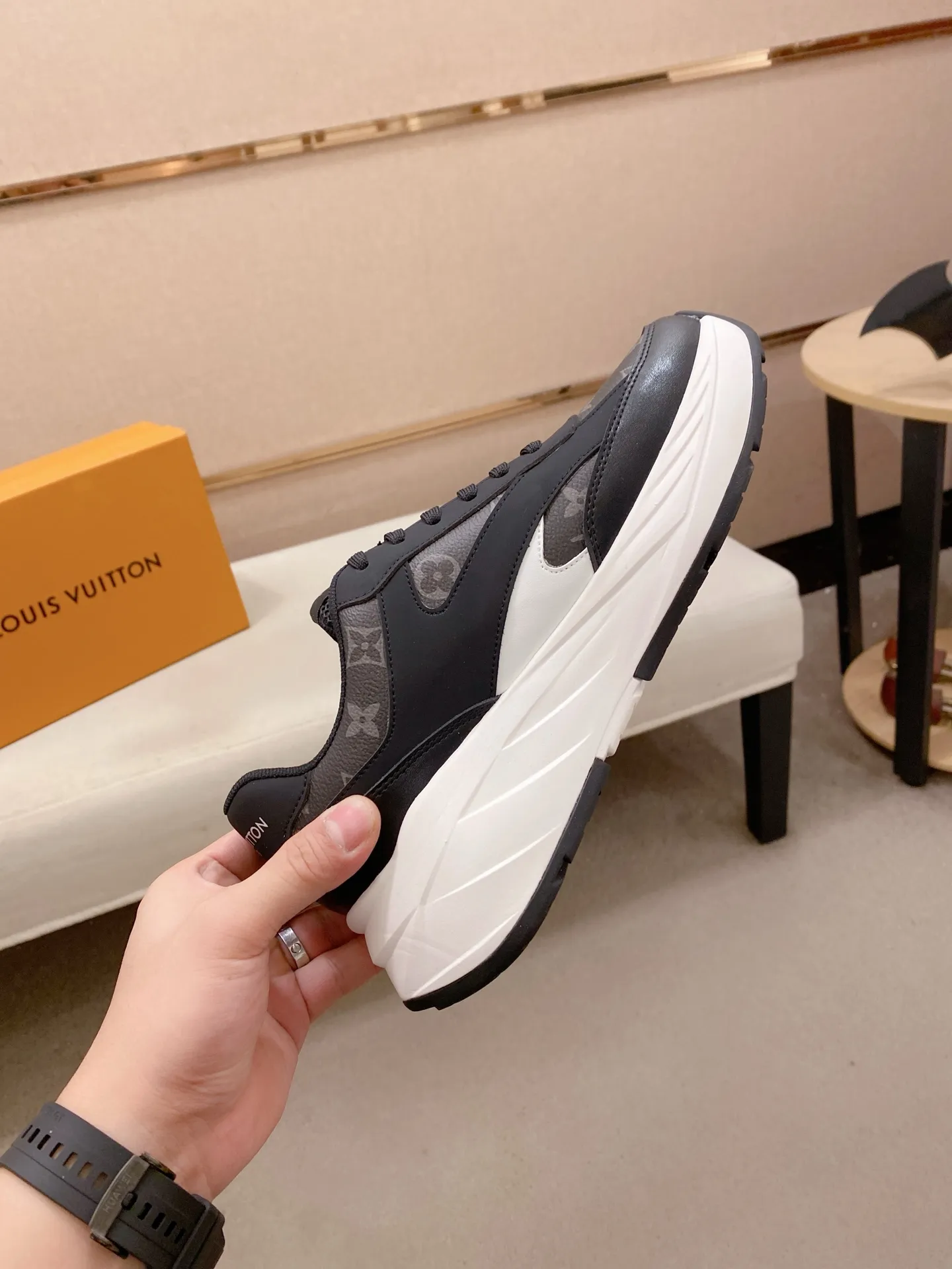 工厂价 241💰Louis Vuitton(路易威登/LV)顶级🔍🔍新款专柜同步发售,鞋面🇮🇹意大利进口头层牛皮,全进口网布透气内里💪💪,完全1⃣️比1⃣️复刻🇮🇹💪💪,⚠鞋底:原厂特供原版底,独家活动成型底超级舒适,⚠原厂跟单货,🔍🔍高品质,可随意进出专柜,欢迎对比⚠。码数:38-44。可订做45不退换!