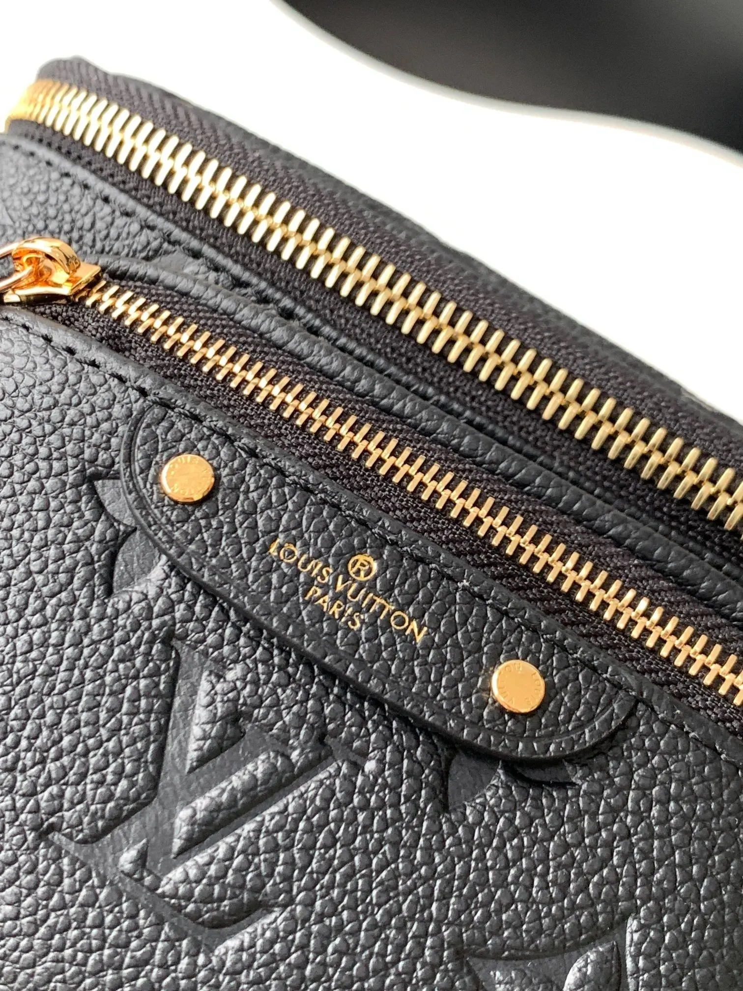 【动态163c芯片 顶级原单加强版】M12753焦糖色M83219杏印 M83275米白 M46917黑色 顶级原单本款 Mini Bumbag 手袋为 Monogram Empreinte 软粒面皮革压印 Monogram 图案，令前卫设计重焕新姿。巧用可拆卸链条和可拆卸并调节的肩带，解锁多种造型和背携方式。内设拉链主隔层，压纹皮革标签栖身拉链前袋。17.0 x 12.0 x 9.5 厘米 (长 x 高 x 宽) &bull; Monogram Empreinte 压纹软粒面牛皮革 &bull; 牛皮革饰边 &bull; 微纤维内衬 &bull; 金属件 &bull; 拉链开合 &bull; 拉链前袋 &bull; 肩带：可拆卸，可调节 &bull; 包带半长：32.0 厘米 &bull; 包带半长可调至：44.0 厘米 &bull; 链条：可拆卸 &bull; 链条半长：20.0 厘米