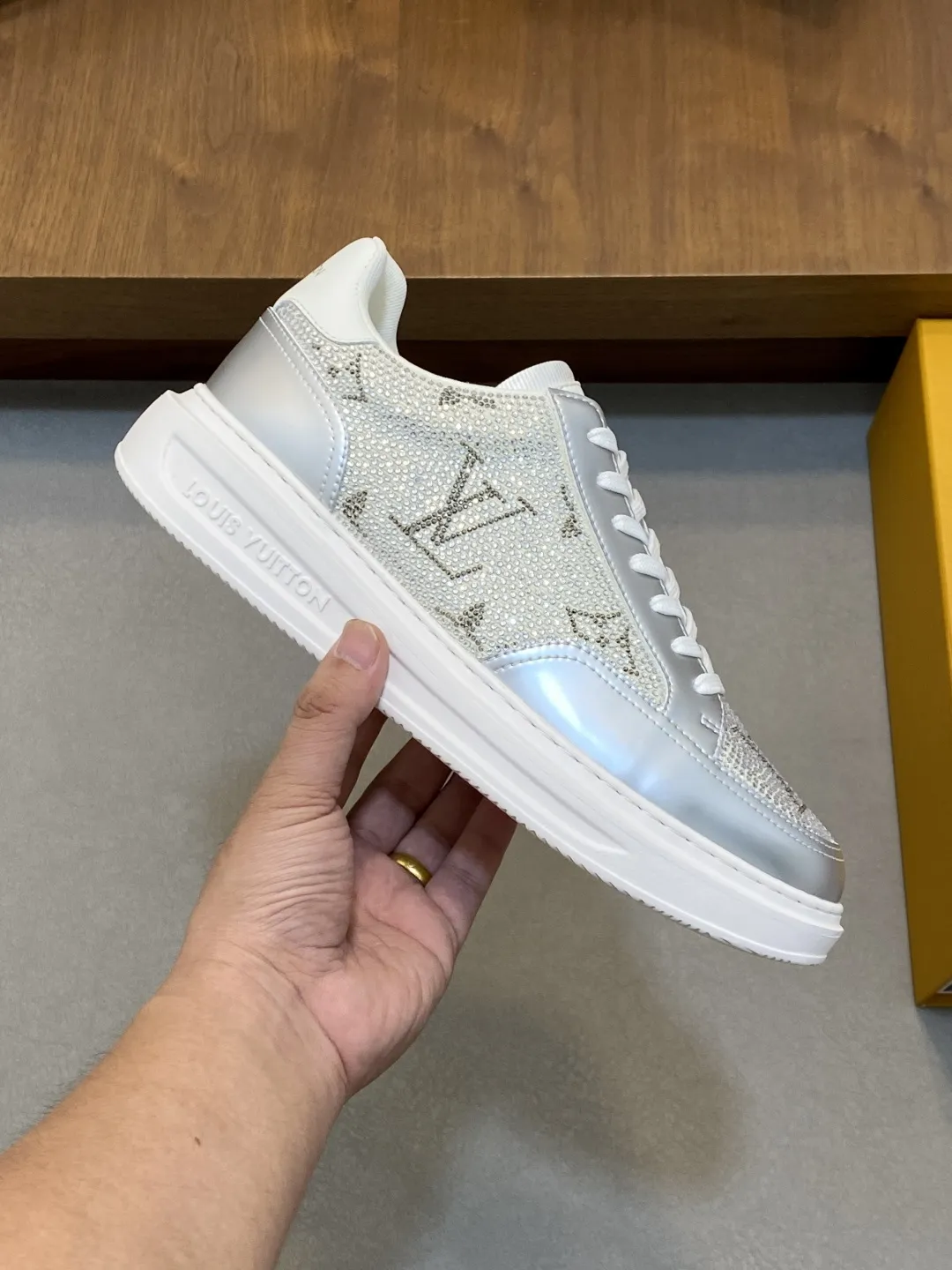 💰210 &bull;&bull;新品&bull;&bull; 2025FW&bull;LV TRAINER 烫钻满天星💎复古运动鞋！Lou* V～原单正品货！原版进口顶级反绒牛皮&bull;烫印进口捷克钻💠织物网眼内里垫脚➕原版TPU组合鞋底～套楦工艺&bull;舒适耐穿！ Size：38-45 46定制