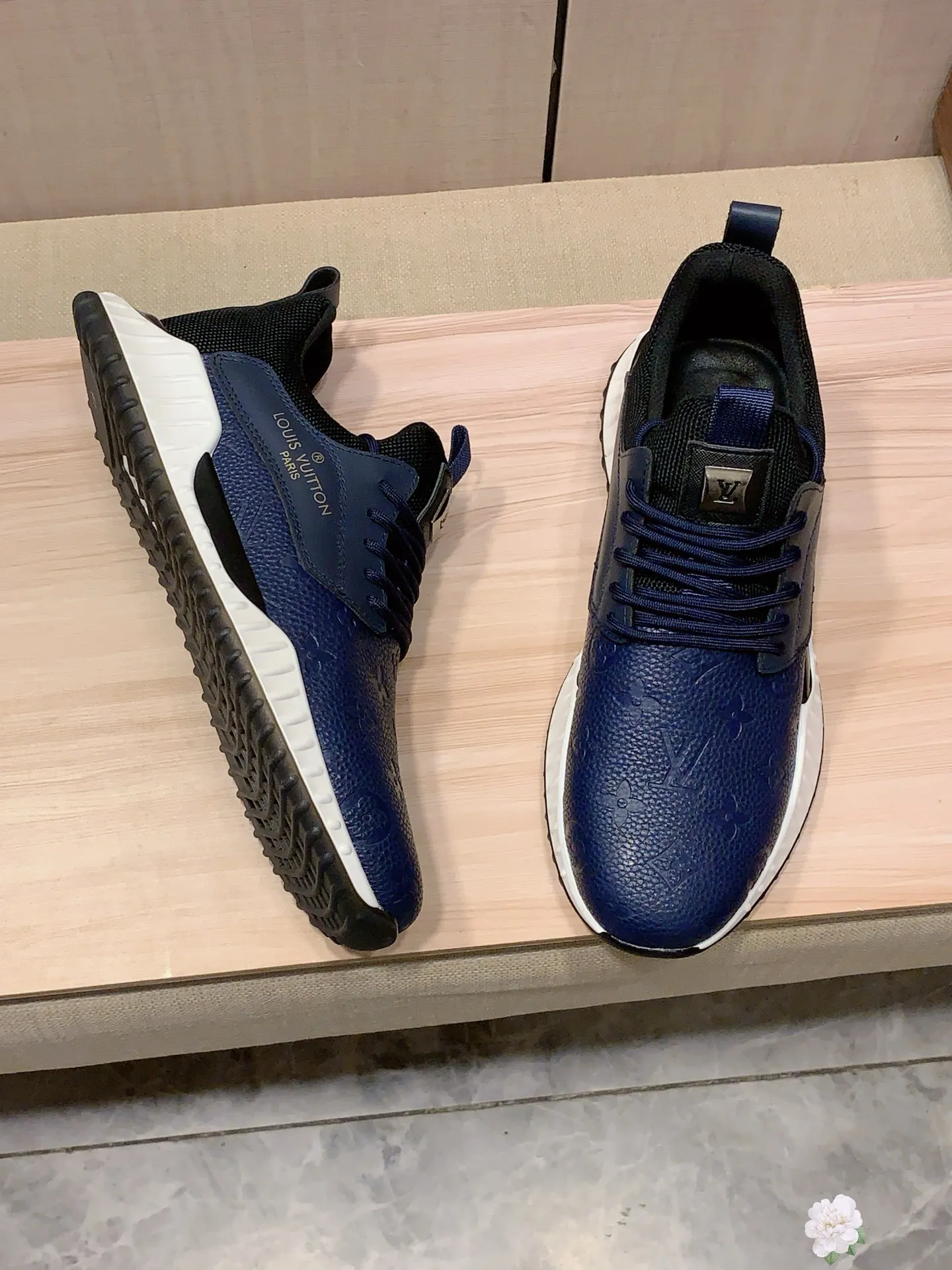 新款: 厂价:221💰💰🎩🎩[闪电][闪电] 《 LV* 》最新&bull;爆款休闲鞋，顶端品牌[勾引]奢侈～代购，顶级～质量。[强]鞋面選用进口透气牛皮搭配材质➕透气羊皮垫脚（&bull;）精细做工。原版个性时尚柔软橡膠耐磨防滑大底，上脚轻巧舒适，实物拍摄🎬實物更好看，011:码: 38-44，3️⃣色入选