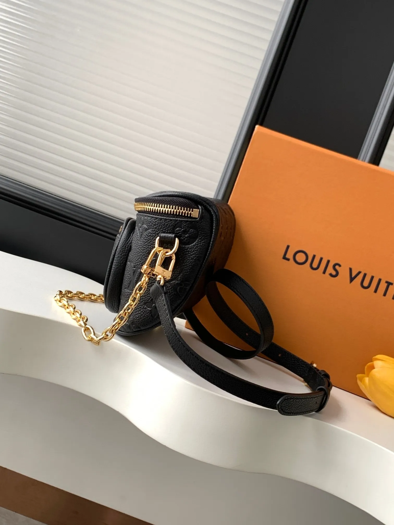 【动态163c芯片 顶级原单加强版】M12753焦糖色M83219杏印 M83275米白 M46917黑色 顶级原单本款 Mini Bumbag 手袋为 Monogram Empreinte 软粒面皮革压印 Monogram 图案,令前卫设计重焕新姿。巧用可拆卸链条和可拆卸并调节的肩带,解锁多种造型和背携方式。内设拉链主隔层,压纹皮革标签栖身拉链前袋。17.0 x 12.0 x 9.5 厘米 (长 x 高 x 宽) • Monogram Empreinte 压纹软粒面牛皮革 • 牛皮革饰边 • 微纤维内衬 • 金属件 • 拉链开合 • 拉链前袋 • 肩带:可拆卸,可调节 • 包带半长:32.0 厘米 • 包带半长可调至:44.0 厘米 • 链条:可拆卸 • 链条半长:20.0 厘米