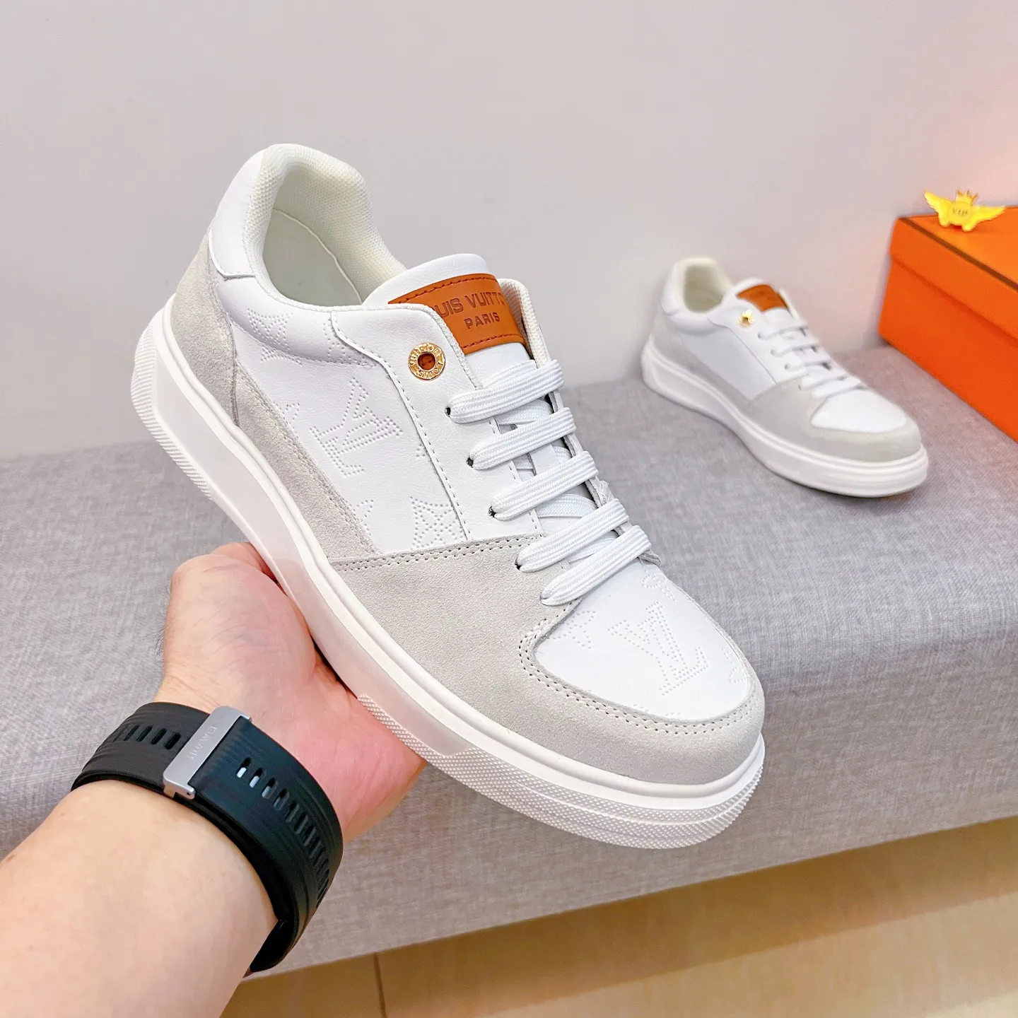 🚘🚘工厂批 220💰【 LV 】🔥路易威登 男鞋高端品牌 官网1：1最新力作：鞋面采用意大利进口头层牛皮搭配舒适透气内里➕原版防滑耐磨大底制作🔥，让行走更加便捷舒适！独家新款，惊世之作，与官方的质量相比美的1：1复刻[色]！打造时尚个性衬托你的与众不同！潮男必备!经典🔥尺码:38-44 颜色： 🔥 2⃣️色可选🔥。