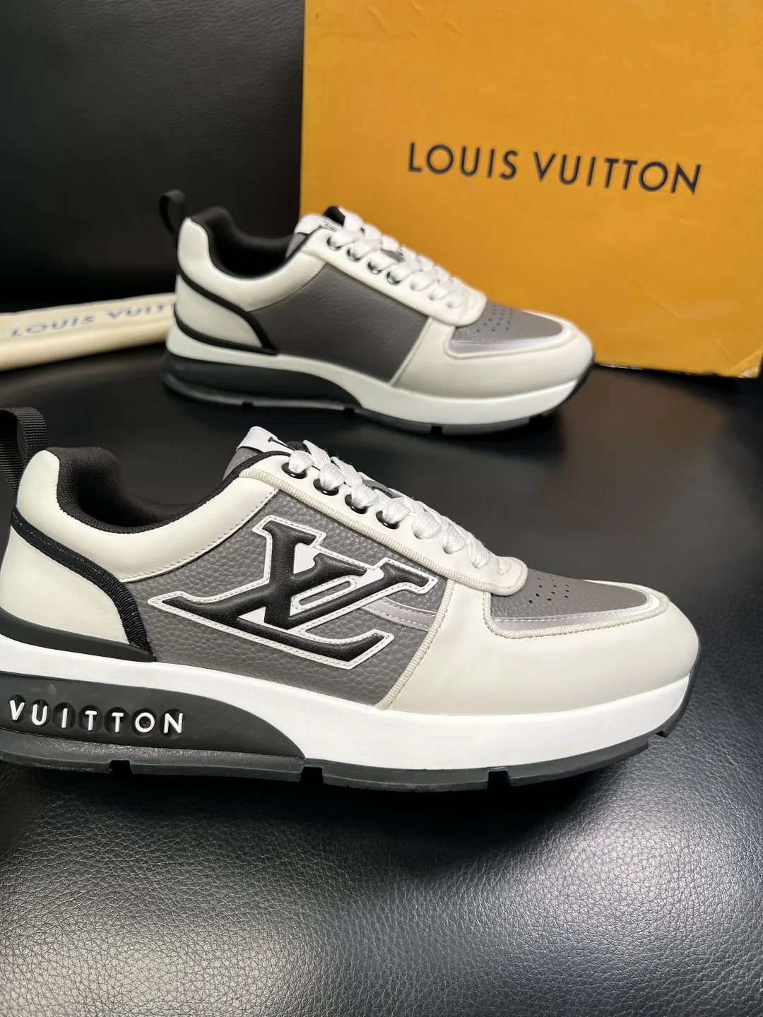 P 430 Lv 高品质 顶级工艺品 路易威登,运动板鞋专柜同步,鞋面意大利进口,高品质拼接缤纷色彩复杂工艺品,进口羔羊毛里垫柔软舒适,鞋底:原厂特供原版底,TPU独家活动成型底超级舒适,原厂跟单货,高品质,欢迎对比,码数 39-44 (订做38 45 )