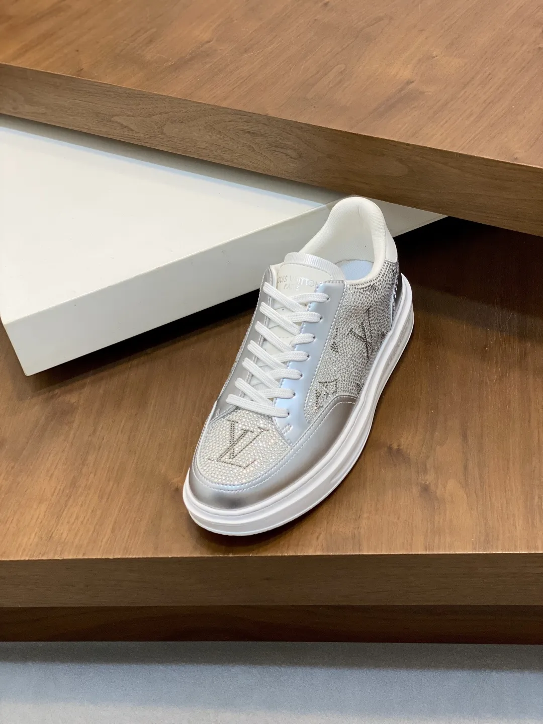 💰210 ••新品•• 2025FW•LV TRAINER 烫钻满天星💎复古运动鞋!Lou* V~原单正品货!原版进口顶级反绒牛皮•烫印进口捷克钻💠织物网眼内里垫脚➕原版TPU组合鞋底~套楦工艺•舒适耐穿! Size:38-45 46定制
