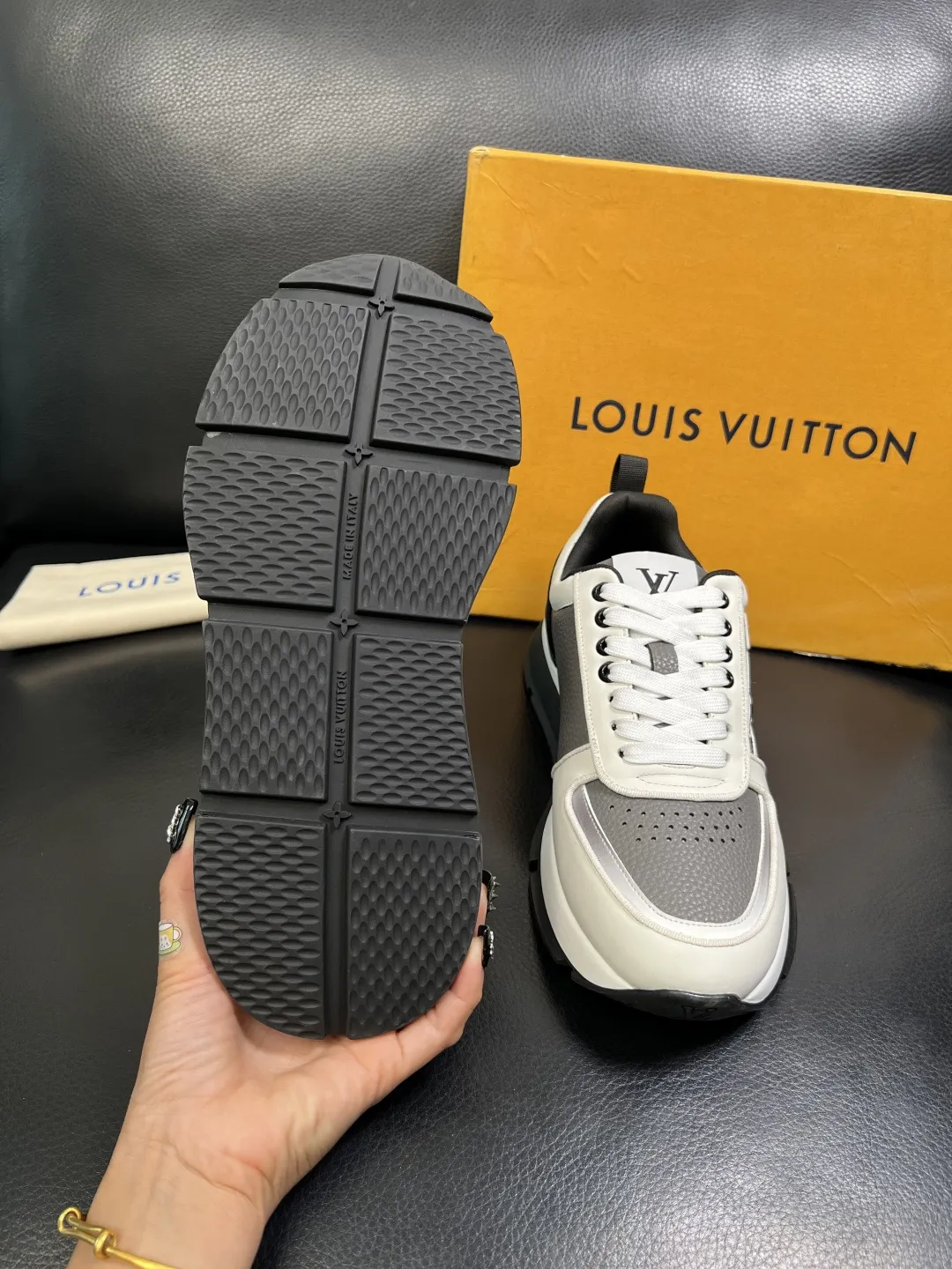 P 430 Lv 高品质 顶级工艺品 路易威登,运动板鞋专柜同步,鞋面意大利进口,高品质拼接缤纷色彩复杂工艺品,进口羔羊毛里垫柔软舒适,鞋底:原厂特供原版底,TPU独家活动成型底超级舒适,原厂跟单货,高品质,欢迎对比,码数 39-44 (订做38 45 )