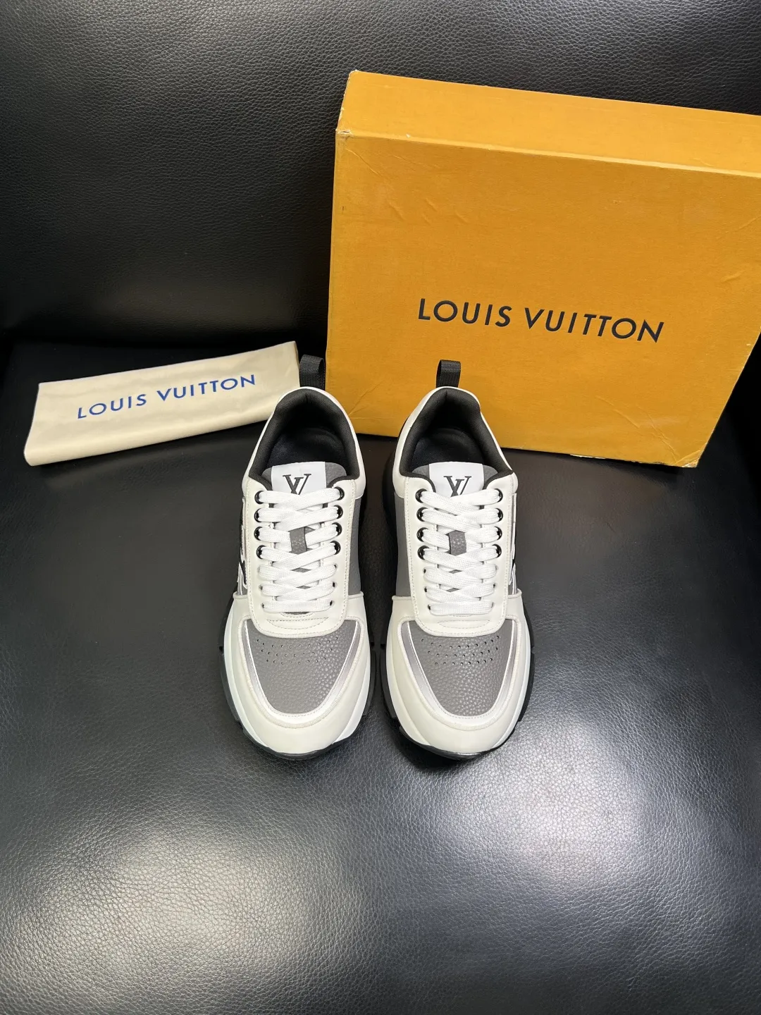 P 430 Lv 高品质 顶级工艺品 路易威登，运动板鞋专柜同步，鞋面意大利进口，高品质拼接缤纷色彩复杂工艺品，进口羔羊毛里垫柔软舒适，鞋底：原厂特供原版底，TPU独家活动成型底超级舒适，原厂跟单货，高品质，欢迎对比，码数 39-44 （订做38 45 ）