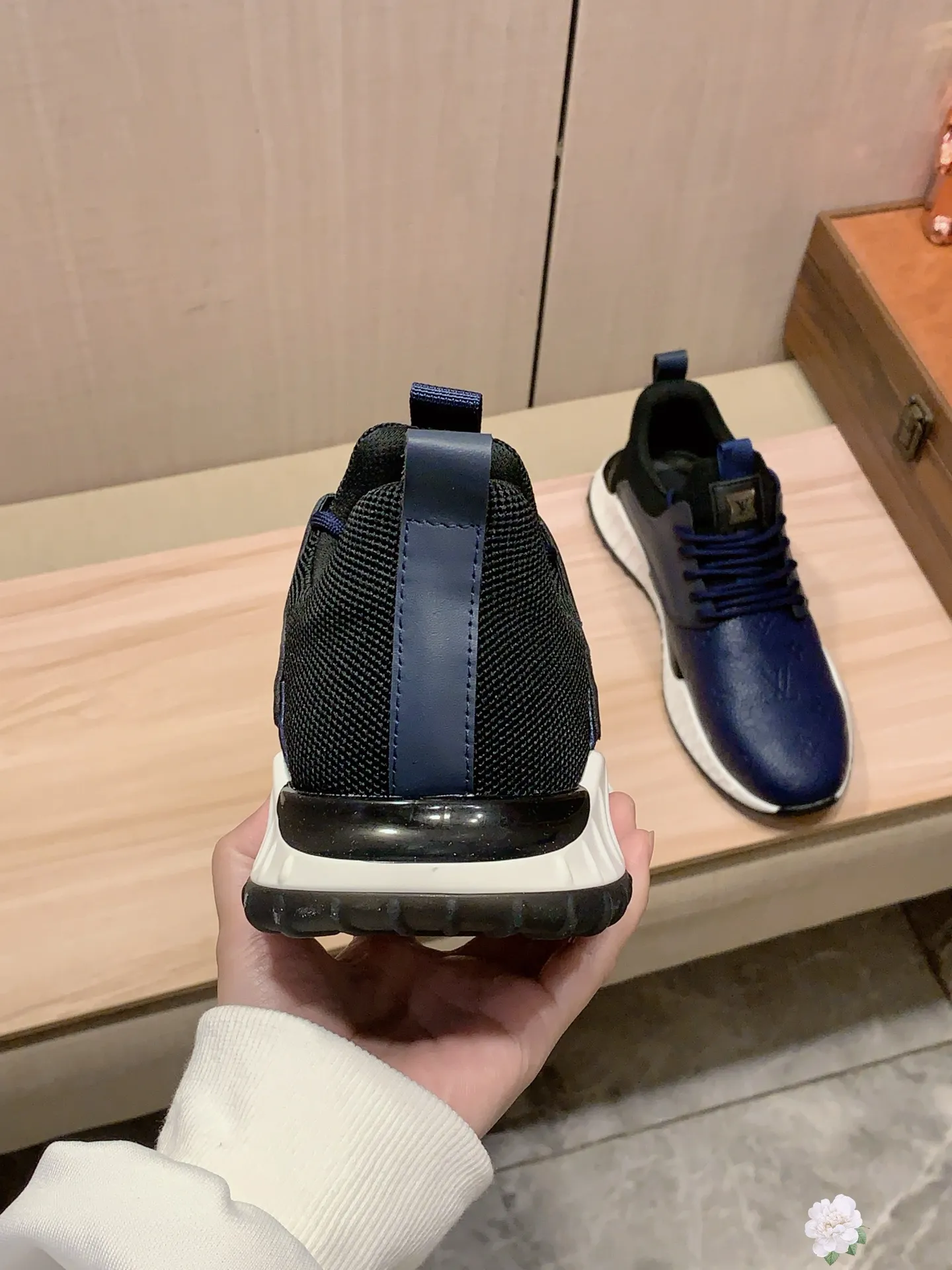 新款: 厂价:221💰💰🎩🎩[闪电][闪电] 《 LV* 》最新&bull;爆款休闲鞋，顶端品牌[勾引]奢侈～代购，顶级～质量。[强]鞋面選用进口透气牛皮搭配材质➕透气羊皮垫脚（&bull;）精细做工。原版个性时尚柔软橡膠耐磨防滑大底，上脚轻巧舒适，实物拍摄🎬實物更好看，011:码: 38-44，3️⃣色入选