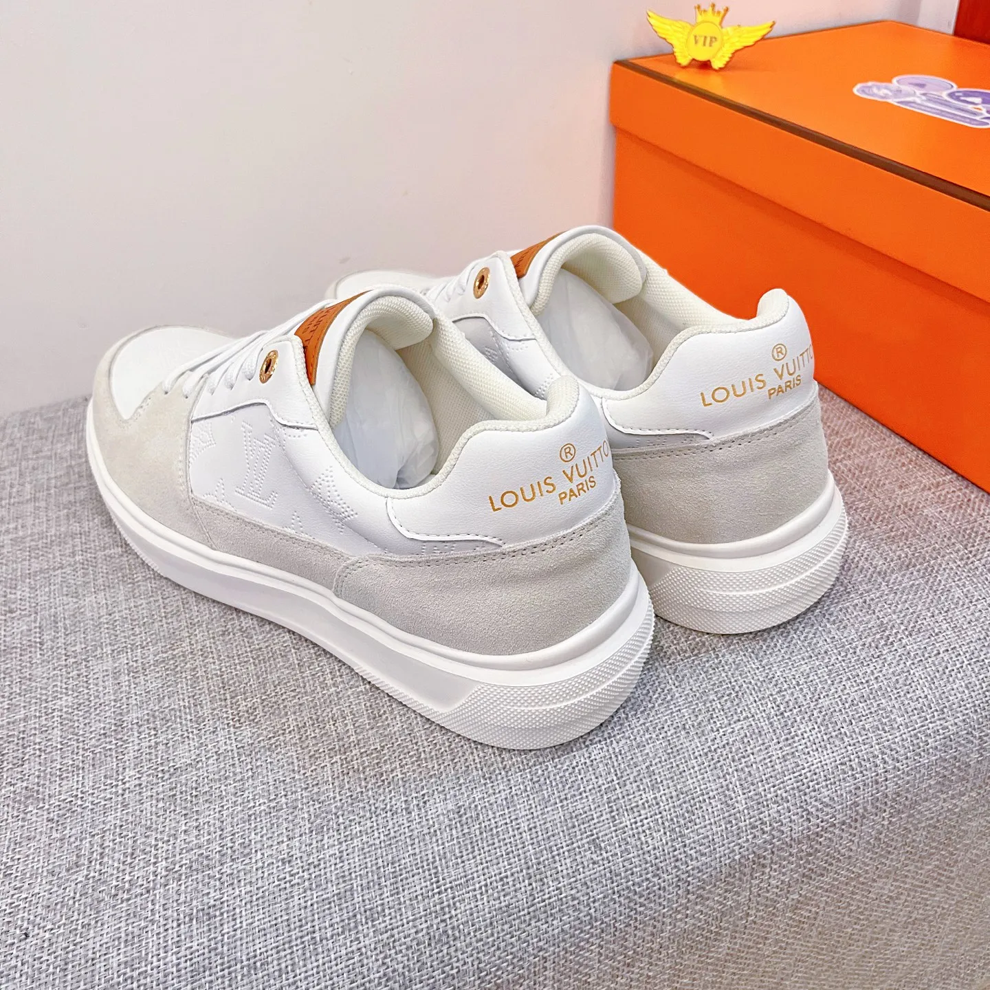 🚘🚘工厂批 220💰【 LV 】🔥路易威登 男鞋高端品牌 官网1：1最新力作：鞋面采用意大利进口头层牛皮搭配舒适透气内里➕原版防滑耐磨大底制作🔥，让行走更加便捷舒适！独家新款，惊世之作，与官方的质量相比美的1：1复刻[色]！打造时尚个性衬托你的与众不同！潮男必备!经典🔥尺码:38-44 颜色： 🔥 2⃣️色可选🔥。