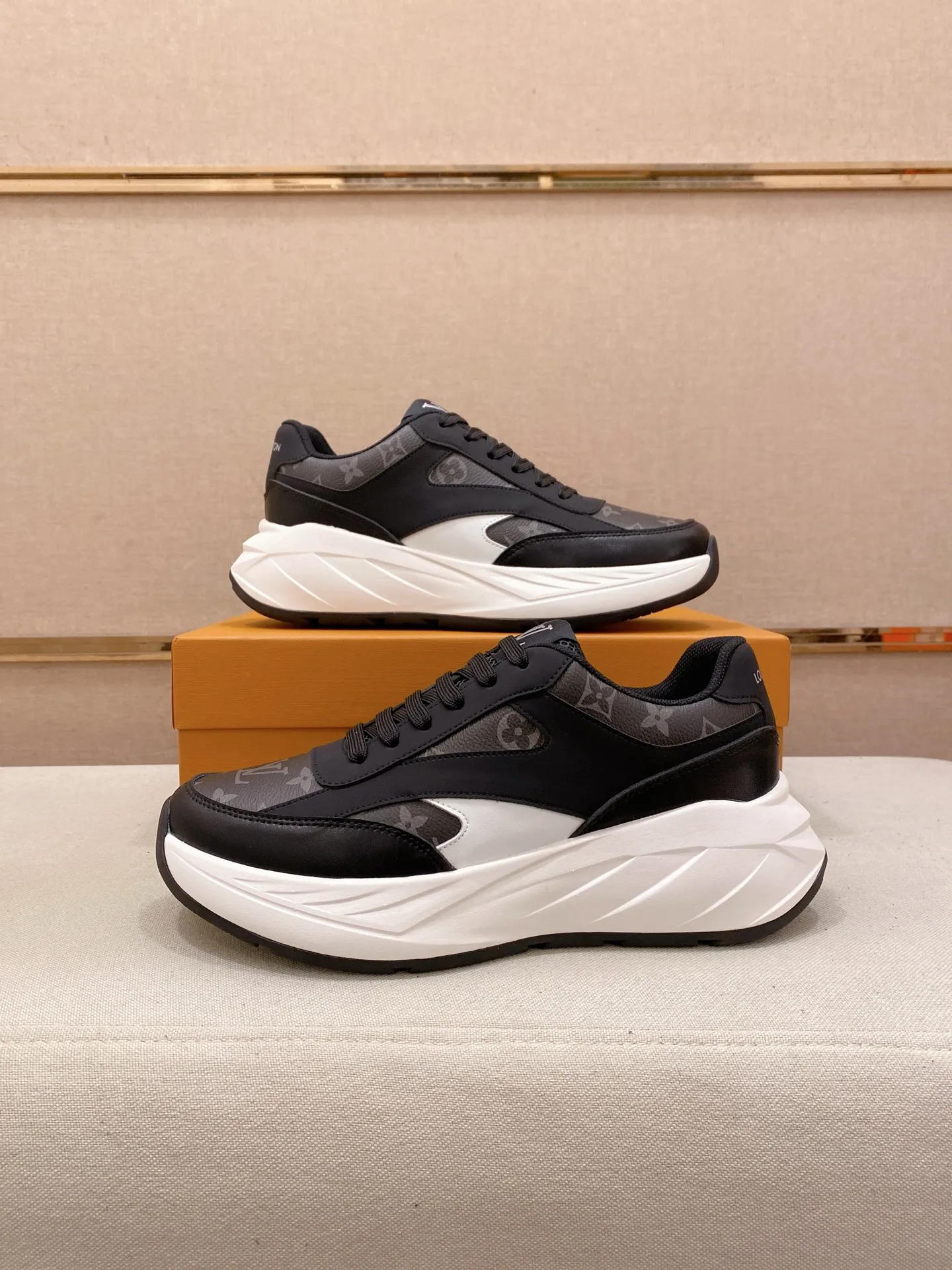 工厂价 241💰Louis Vuitton(路易威登/LV)顶级🔍🔍新款专柜同步发售,鞋面🇮🇹意大利进口头层牛皮,全进口网布透气内里💪💪,完全1⃣️比1⃣️复刻🇮🇹💪💪,⚠鞋底:原厂特供原版底,独家活动成型底超级舒适,⚠原厂跟单货,🔍🔍高品质,可随意进出专柜,欢迎对比⚠。码数:38-44。可订做45不退换!