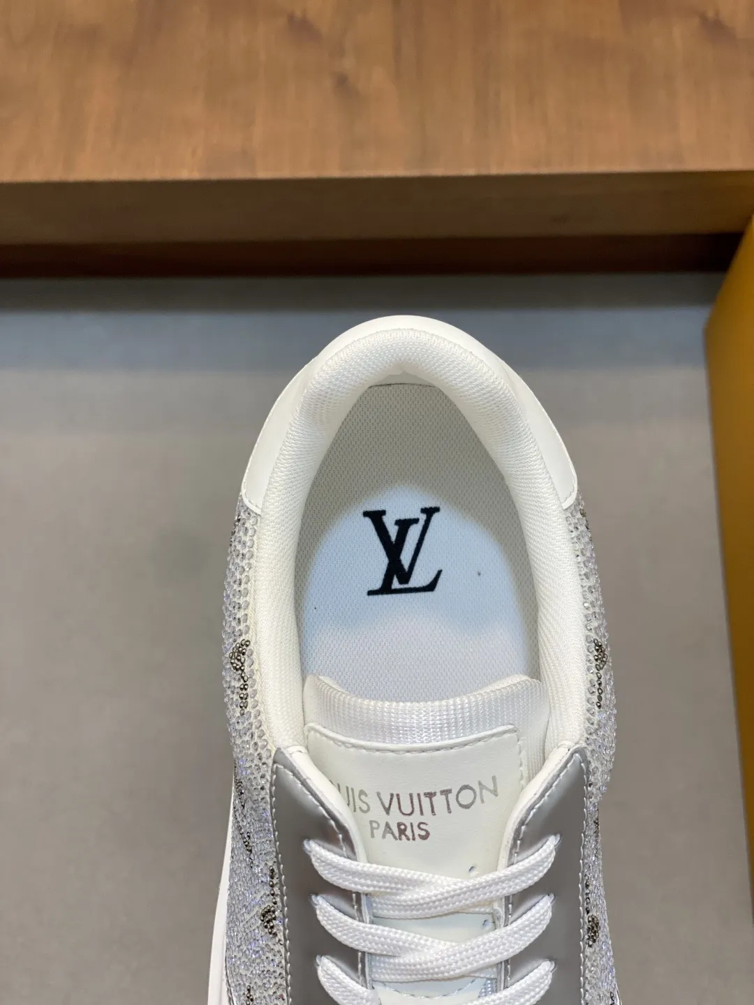 💰210 ••新品•• 2025FW•LV TRAINER 烫钻满天星💎复古运动鞋!Lou* V~原单正品货!原版进口顶级反绒牛皮•烫印进口捷克钻💠织物网眼内里垫脚➕原版TPU组合鞋底~套楦工艺•舒适耐穿! Size:38-45 46定制