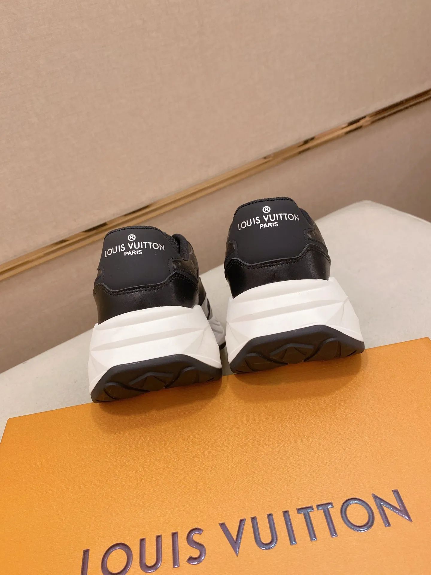 工厂价 241💰Louis Vuitton(路易威登/LV)顶级🔍🔍新款专柜同步发售,鞋面🇮🇹意大利进口头层牛皮,全进口网布透气内里💪💪,完全1⃣️比1⃣️复刻🇮🇹💪💪,⚠鞋底:原厂特供原版底,独家活动成型底超级舒适,⚠原厂跟单货,🔍🔍高品质,可随意进出专柜,欢迎对比⚠。码数:38-44。可订做45不退换!