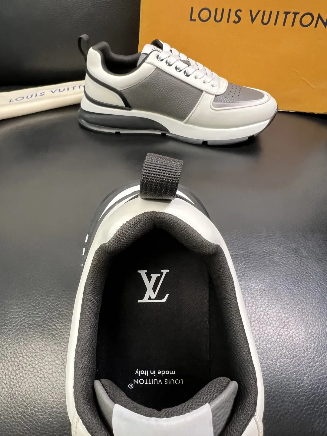 P 430 Lv 高品质 顶级工艺品 路易威登，运动板鞋专柜同步，鞋面意大利进口，高品质拼接缤纷色彩复杂工艺品，进口羔羊毛里垫柔软舒适，鞋底：原厂特供原版底，TPU独家活动成型底超级舒适，原厂跟单货，高品质，欢迎对比，码数 39-44 （订做38 45 ）