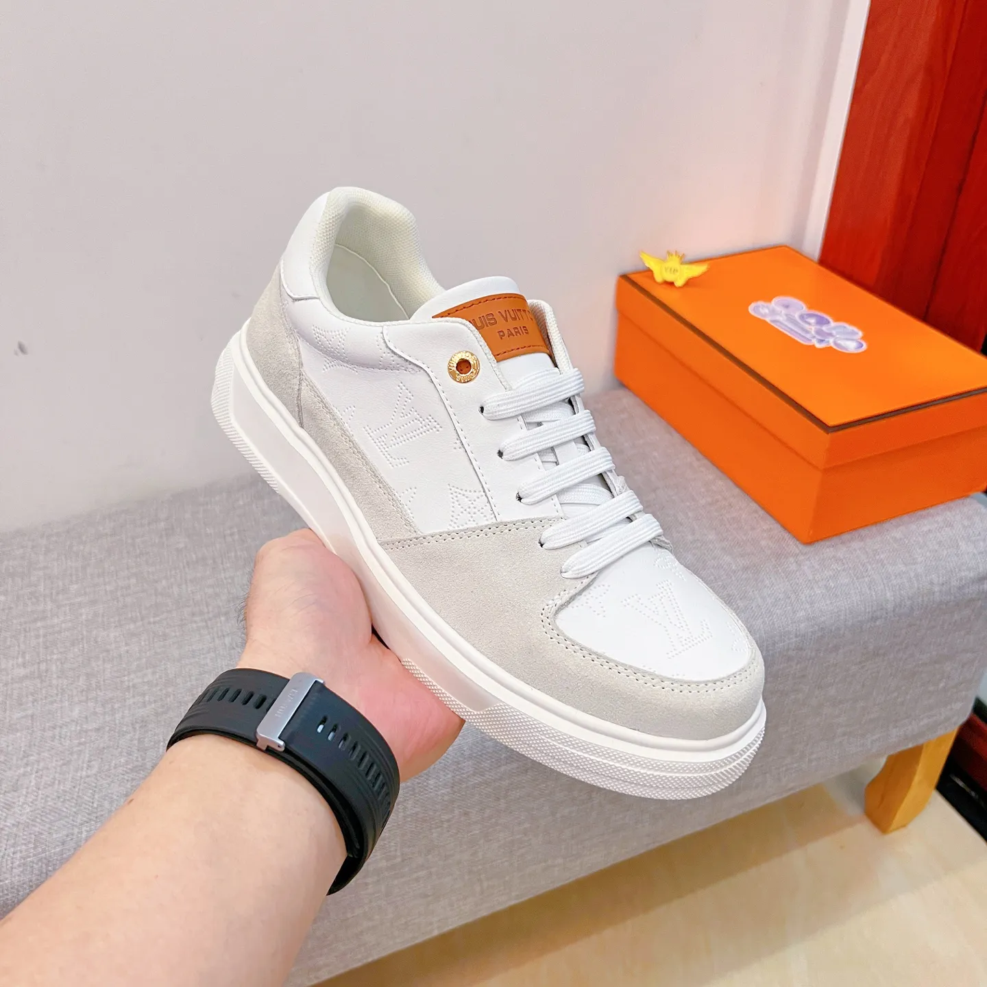 🚘🚘工厂批 220💰【 LV 】🔥路易威登 男鞋高端品牌 官网1：1最新力作：鞋面采用意大利进口头层牛皮搭配舒适透气内里➕原版防滑耐磨大底制作🔥，让行走更加便捷舒适！独家新款，惊世之作，与官方的质量相比美的1：1复刻[色]！打造时尚个性衬托你的与众不同！潮男必备!经典🔥尺码:38-44 颜色： 🔥 2⃣️色可选🔥。