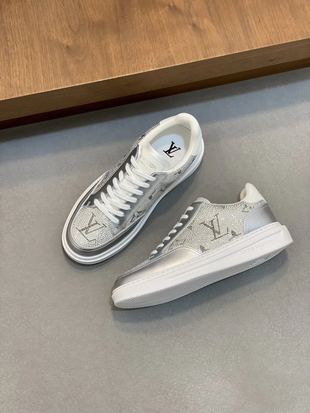 💰210 &bull;&bull;新品&bull;&bull; 2025FW&bull;LV TRAINER 烫钻满天星💎复古运动鞋！Lou* V～原单正品货！原版进口顶级反绒牛皮&bull;烫印进口捷克钻💠织物网眼内里垫脚➕原版TPU组合鞋底～套楦工艺&bull;舒适耐穿！ Size：38-45 46定制