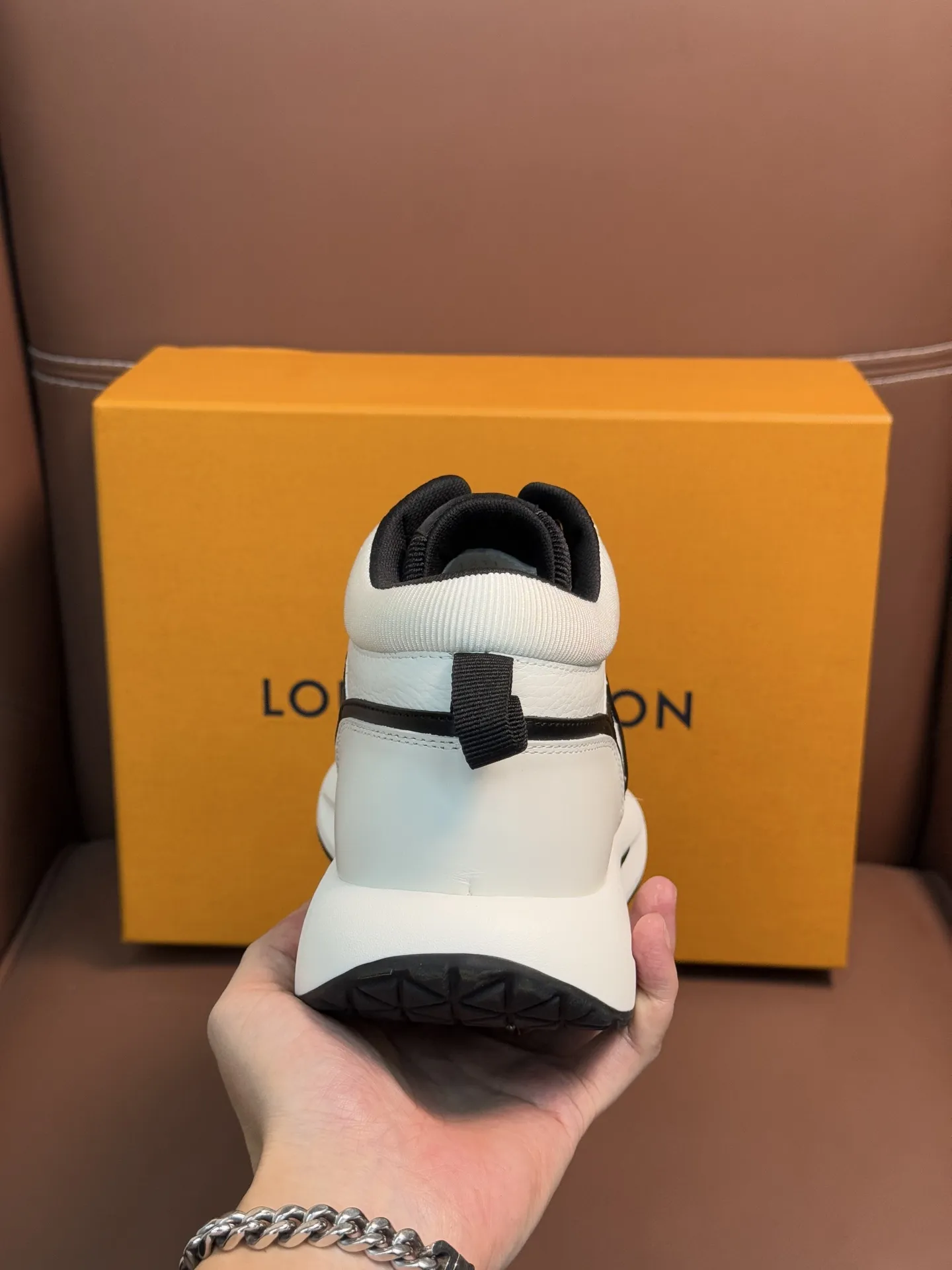 💰400 Lv 顶级代购路易威登，中帮运动鞋专柜同步，鞋面意大利进口，高品质拼接 缤纷色彩复杂工艺品，进口网布里垫柔软舒适，鞋底：原厂特供原版底，TPU独家活动成 型底超级舒适，原厂跟单货，高品质，可随意进出专柜，欢迎对比，码数39-44（订 做 45）