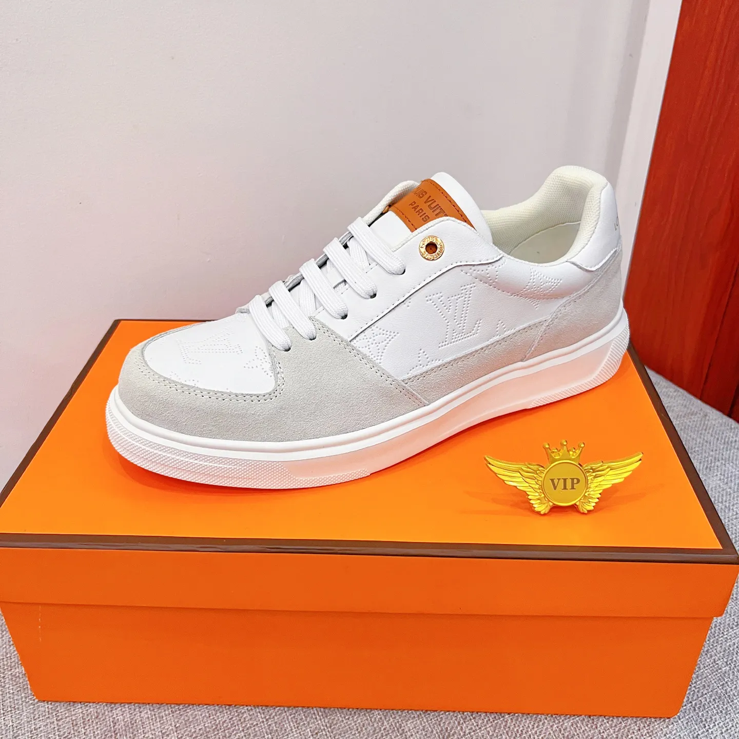 🚘🚘工厂批 220💰【 LV 】🔥路易威登 男鞋高端品牌 官网1：1最新力作：鞋面采用意大利进口头层牛皮搭配舒适透气内里➕原版防滑耐磨大底制作🔥，让行走更加便捷舒适！独家新款，惊世之作，与官方的质量相比美的1：1复刻[色]！打造时尚个性衬托你的与众不同！潮男必备!经典🔥尺码:38-44 颜色： 🔥 2⃣️色可选🔥。