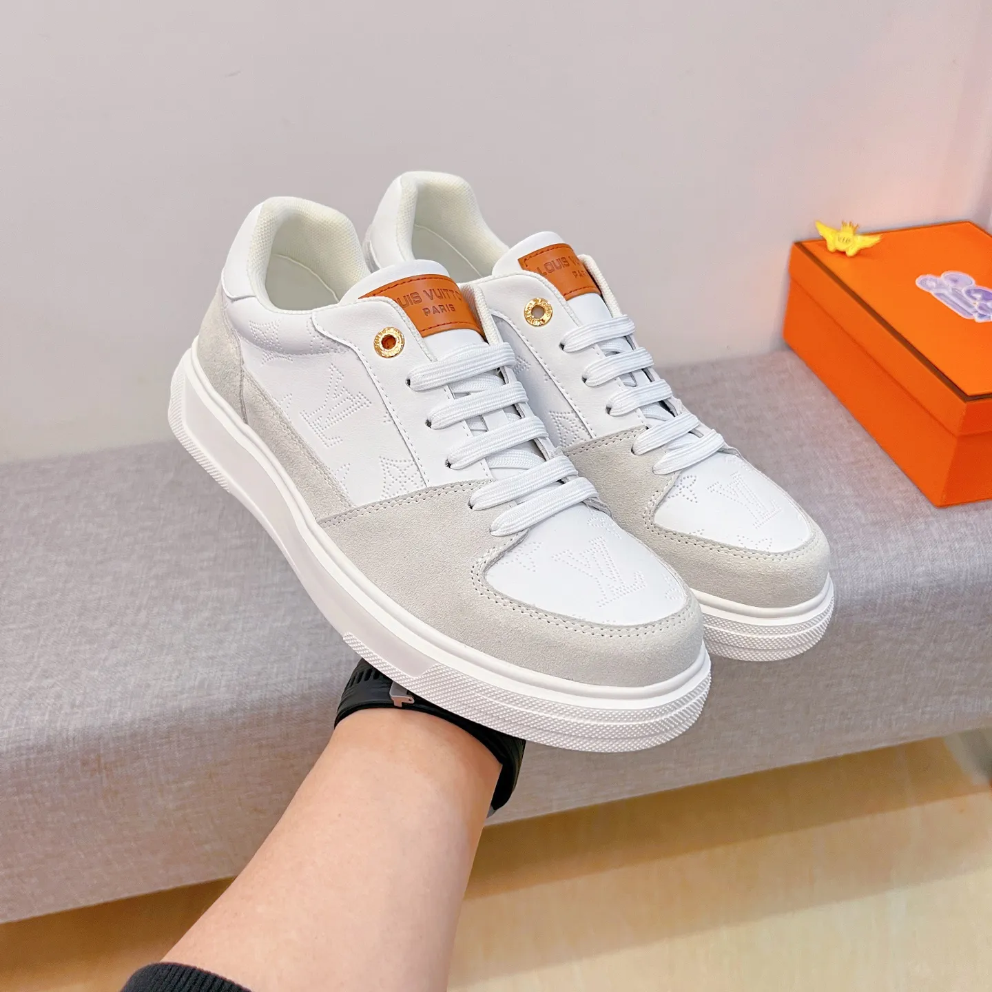 🚘🚘工厂批 220💰【 LV 】🔥路易威登 男鞋高端品牌 官网1：1最新力作：鞋面采用意大利进口头层牛皮搭配舒适透气内里➕原版防滑耐磨大底制作🔥，让行走更加便捷舒适！独家新款，惊世之作，与官方的质量相比美的1：1复刻[色]！打造时尚个性衬托你的与众不同！潮男必备!经典🔥尺码:38-44 颜色： 🔥 2⃣️色可选🔥。