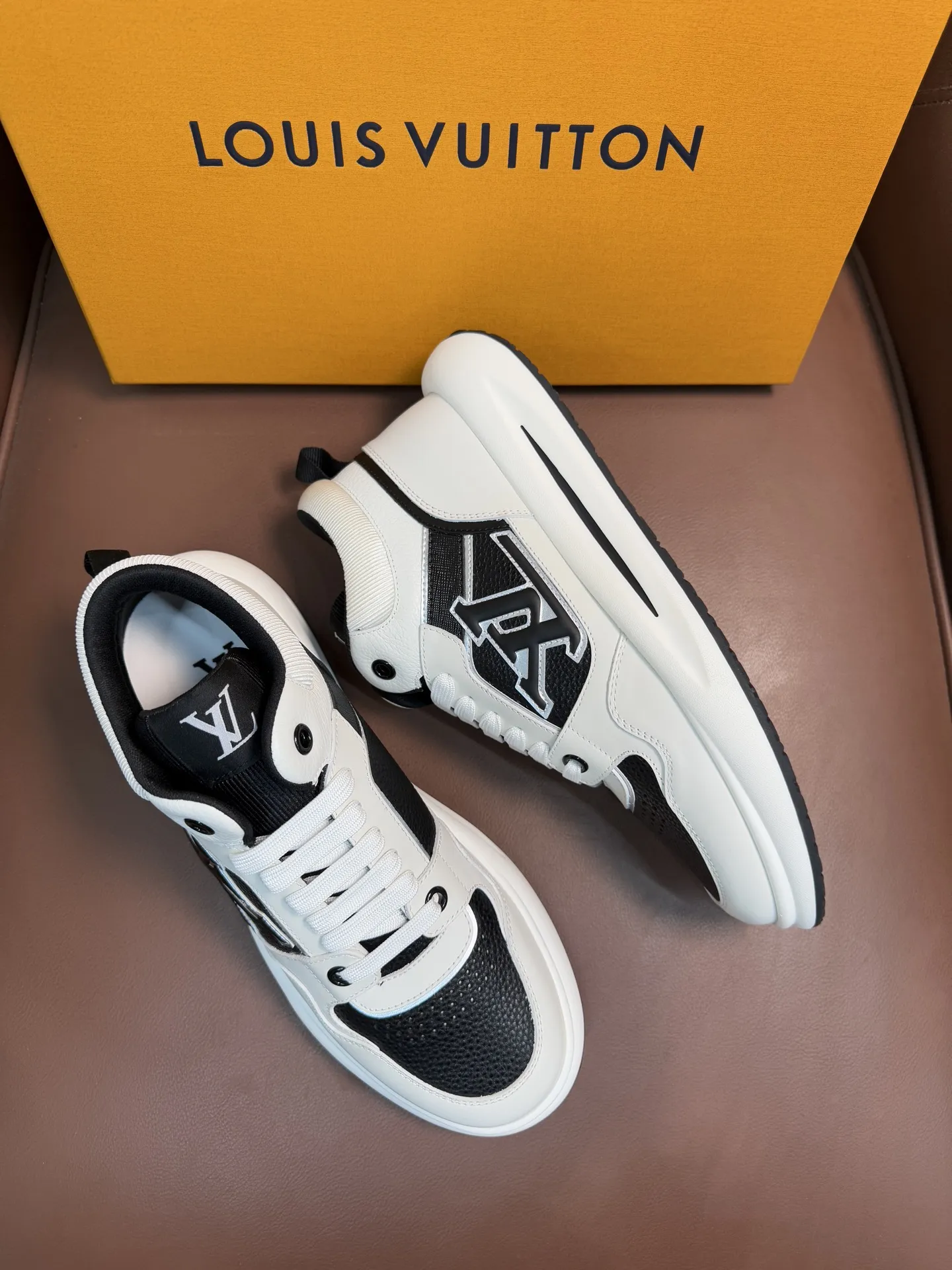 💰400 Lv 顶级代购路易威登,中帮运动鞋专柜同步,鞋面意大利进口,高品质拼接 缤纷色彩复杂工艺品,进口网布里垫柔软舒适,鞋底:原厂特供原版底,TPU独家活动成 型底超级舒适,原厂跟单货,高品质,可随意进出专柜,欢迎对比,码数39-44(订 做 45)