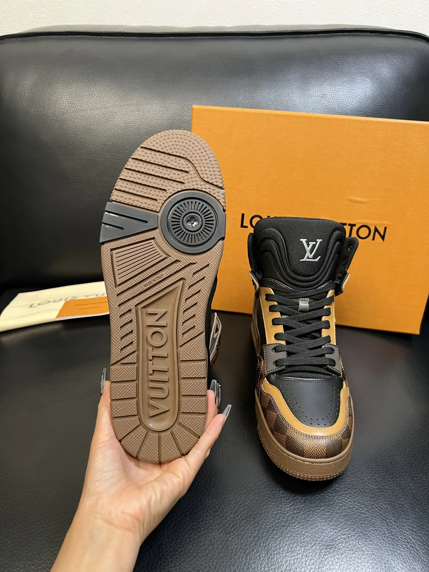 P520 Lv 高品质 顶级工艺品 路易威登,专柜同步,鞋面意大利进口,高品质拼接缤纷色彩复杂工艺品,进口水染牛皮垫网里柔软舒适,鞋底:原厂特供原版底,TPU独家活动成型底超级舒适,原厂跟单货,欢迎对比,码数 38-44 (订做45 )