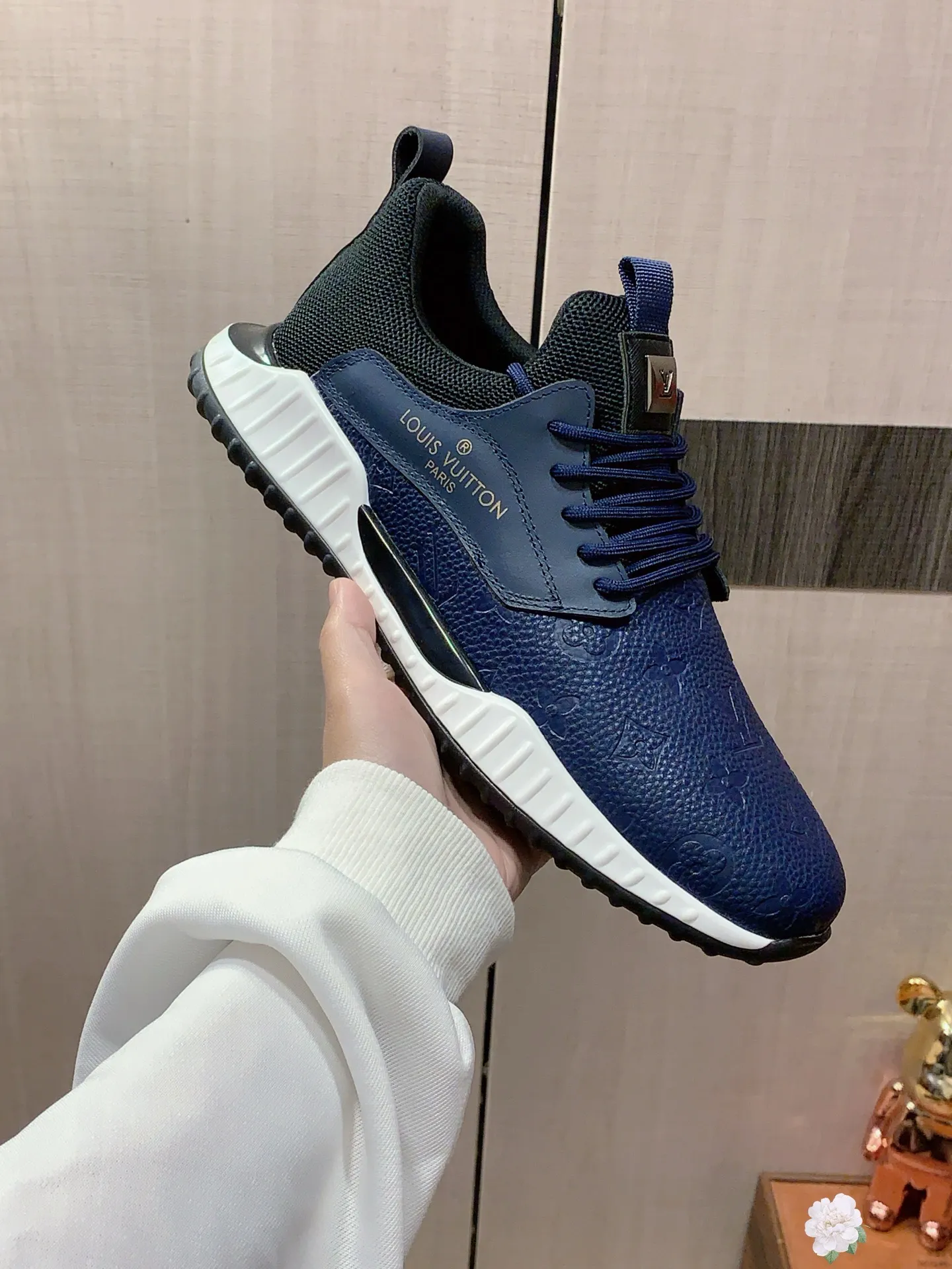 新款: 厂价:221💰💰🎩🎩[闪电][闪电] 《 LV* 》最新&bull;爆款休闲鞋，顶端品牌[勾引]奢侈～代购，顶级～质量。[强]鞋面選用进口透气牛皮搭配材质➕透气羊皮垫脚（&bull;）精细做工。原版个性时尚柔软橡膠耐磨防滑大底，上脚轻巧舒适，实物拍摄🎬實物更好看，011:码: 38-44，3️⃣色入选