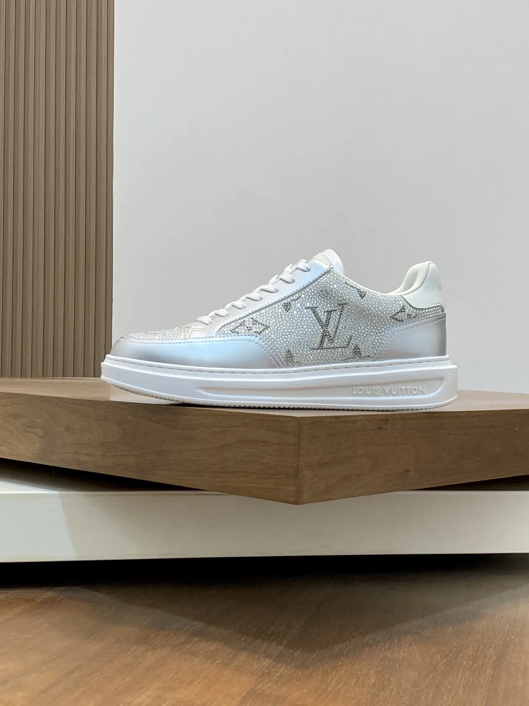 💰210 ••新品•• 2025FW•LV TRAINER 烫钻满天星💎复古运动鞋!Lou* V~原单正品货!原版进口顶级反绒牛皮•烫印进口捷克钻💠织物网眼内里垫脚➕原版TPU组合鞋底~套楦工艺•舒适耐穿! Size:38-45 46定制