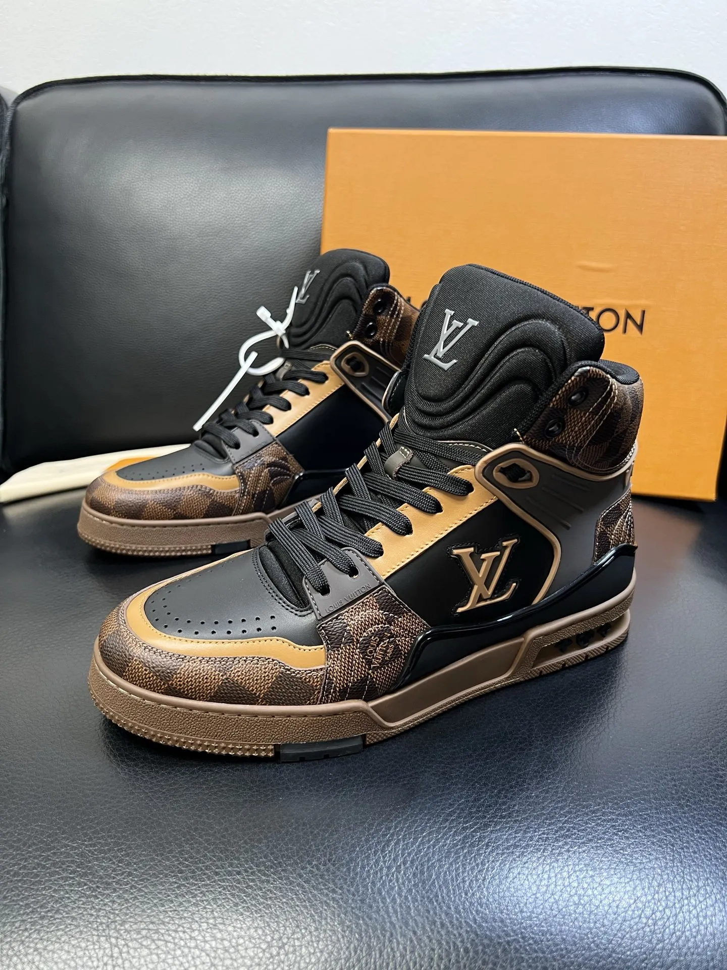 P520 Lv 高品质 顶级工艺品 路易威登，专柜同步，鞋面意大利进口，高品质拼接缤纷色彩复杂工艺品，进口水染牛皮垫网里柔软舒适，鞋底：原厂特供原版底，TPU独家活动成型底超级舒适，原厂跟单货，欢迎对比，码数 38-44 （订做45 ）