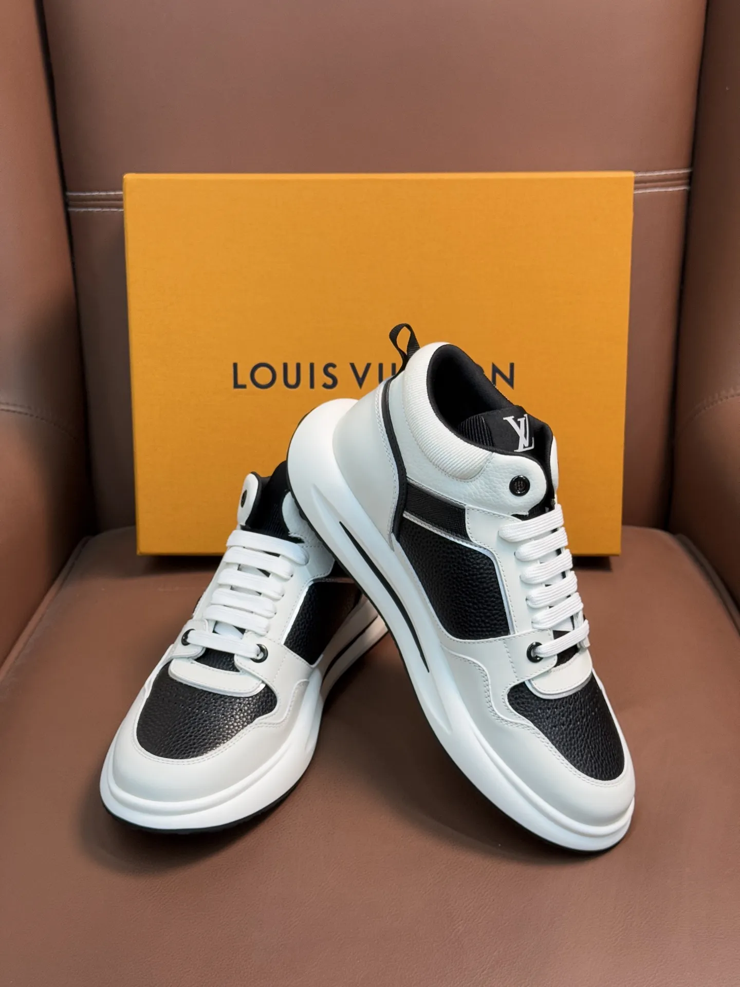 💰400 Lv 顶级代购路易威登,中帮运动鞋专柜同步,鞋面意大利进口,高品质拼接 缤纷色彩复杂工艺品,进口网布里垫柔软舒适,鞋底:原厂特供原版底,TPU独家活动成 型底超级舒适,原厂跟单货,高品质,可随意进出专柜,欢迎对比,码数39-44(订 做 45)