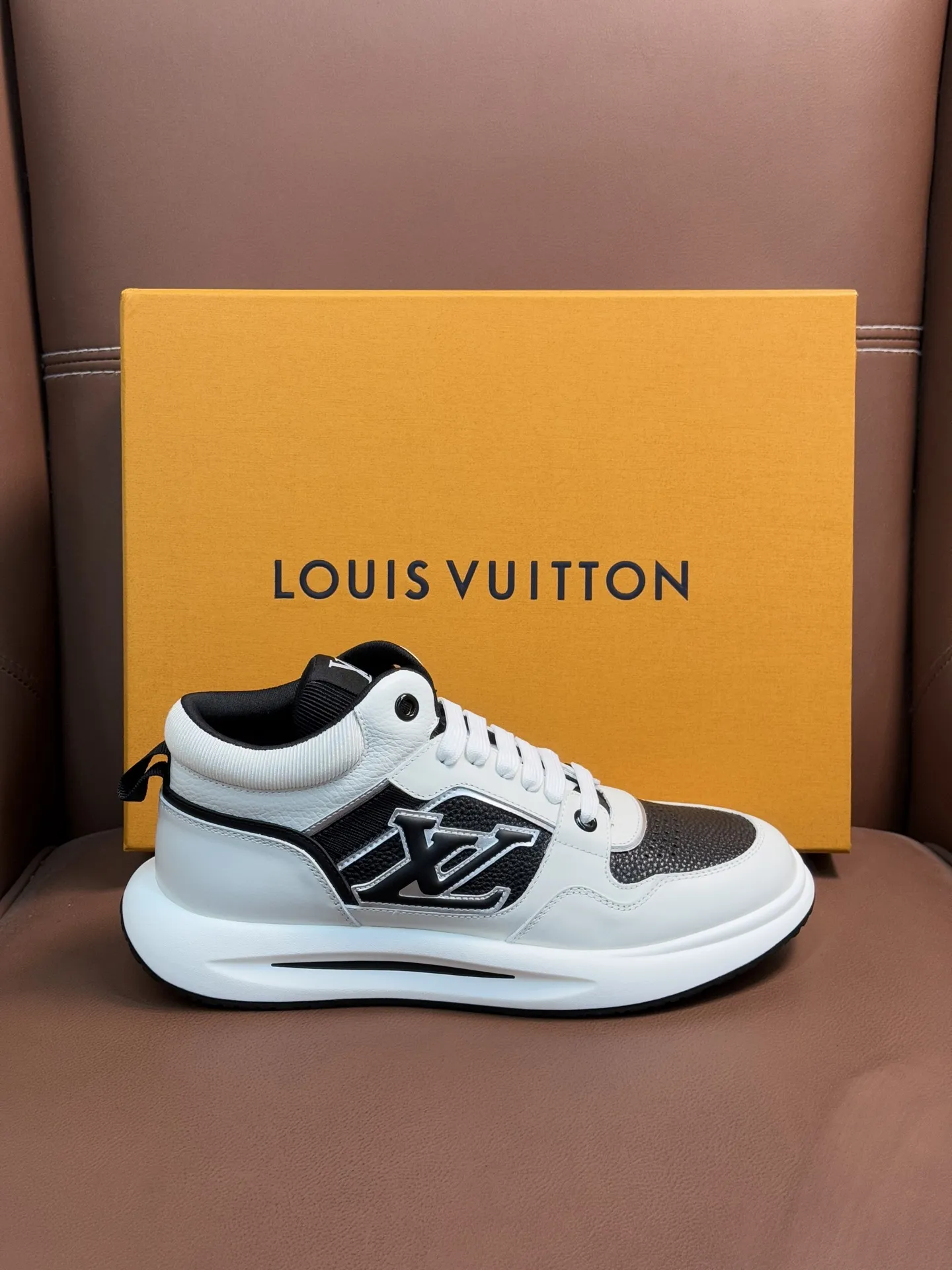 💰400 Lv 顶级代购路易威登,中帮运动鞋专柜同步,鞋面意大利进口,高品质拼接 缤纷色彩复杂工艺品,进口网布里垫柔软舒适,鞋底:原厂特供原版底,TPU独家活动成 型底超级舒适,原厂跟单货,高品质,可随意进出专柜,欢迎对比,码数39-44(订 做 45)