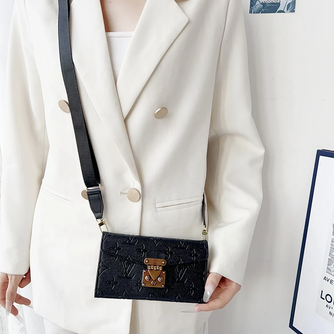 LV 三折皮套 压印花 挂绳+手链+丝巾手腕绳（苹果7-17PM,三星型号S22-S26U)