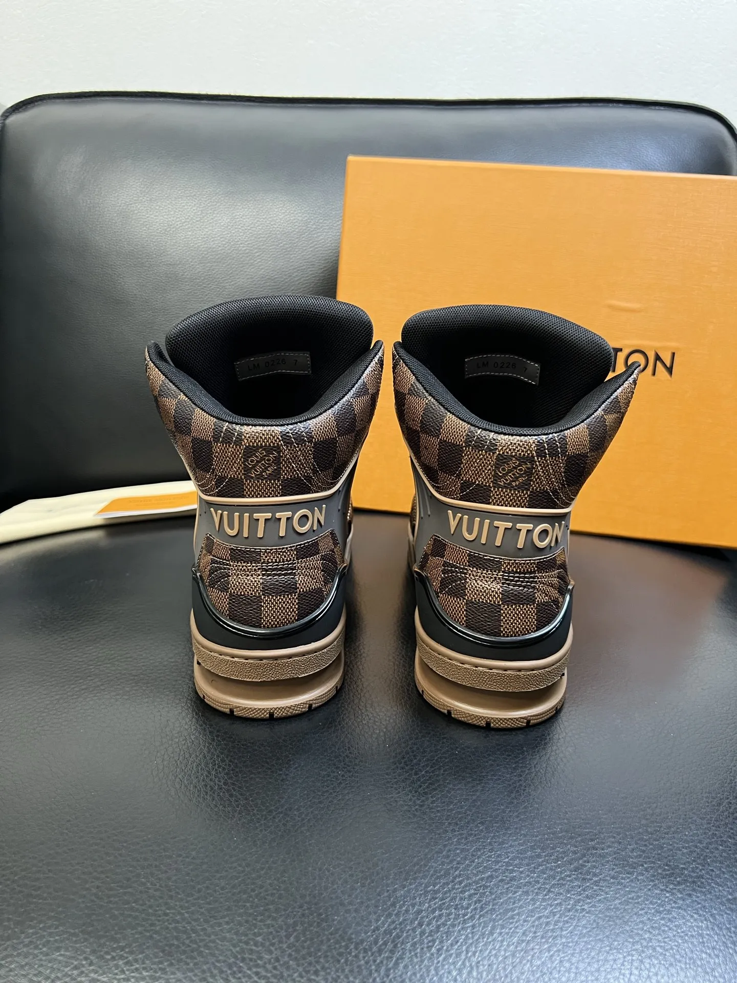 P520 Lv 高品质 顶级工艺品 路易威登,专柜同步,鞋面意大利进口,高品质拼接缤纷色彩复杂工艺品,进口水染牛皮垫网里柔软舒适,鞋底:原厂特供原版底,TPU独家活动成型底超级舒适,原厂跟单货,欢迎对比,码数 38-44 (订做45 )