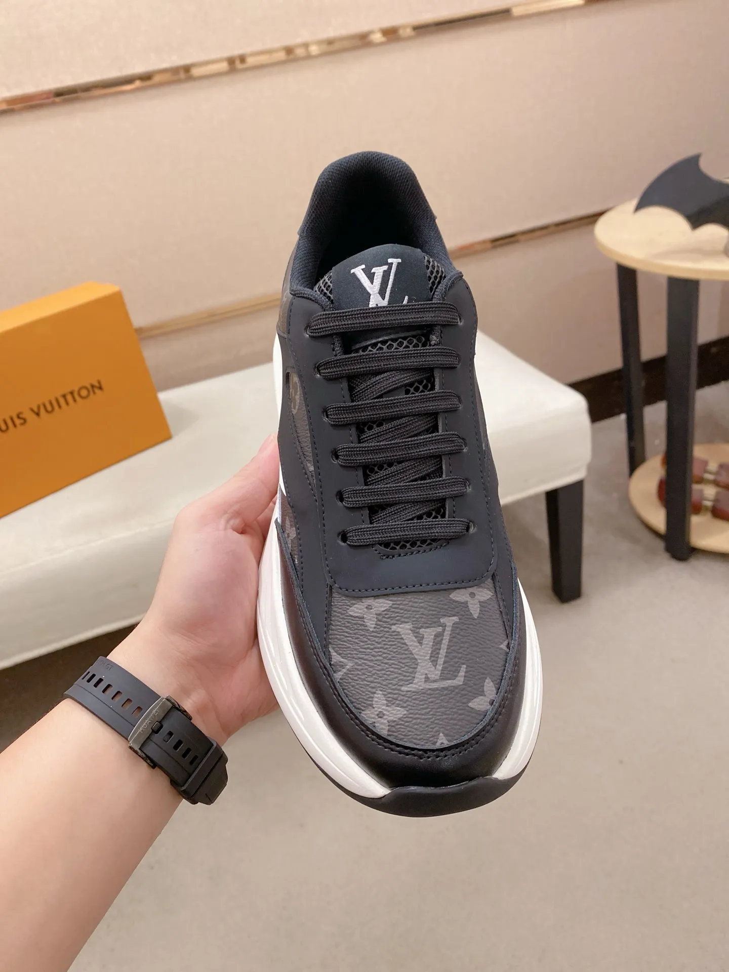 工厂价 241💰Louis Vuitton(路易威登/LV)顶级🔍🔍新款专柜同步发售,鞋面🇮🇹意大利进口头层牛皮,全进口网布透气内里💪💪,完全1⃣️比1⃣️复刻🇮🇹💪💪,⚠鞋底:原厂特供原版底,独家活动成型底超级舒适,⚠原厂跟单货,🔍🔍高品质,可随意进出专柜,欢迎对比⚠。码数:38-44。可订做45不退换!