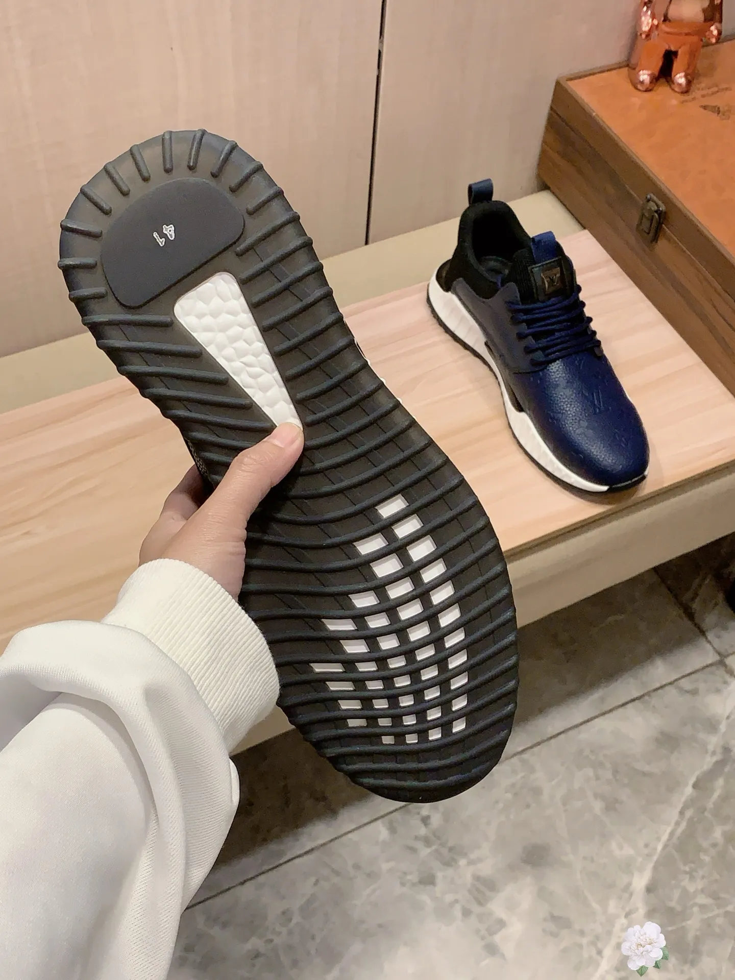 新款: 厂价:221💰💰🎩🎩[闪电][闪电] 《 LV* 》最新&bull;爆款休闲鞋，顶端品牌[勾引]奢侈～代购，顶级～质量。[强]鞋面選用进口透气牛皮搭配材质➕透气羊皮垫脚（&bull;）精细做工。原版个性时尚柔软橡膠耐磨防滑大底，上脚轻巧舒适，实物拍摄🎬實物更好看，011:码: 38-44，3️⃣色入选