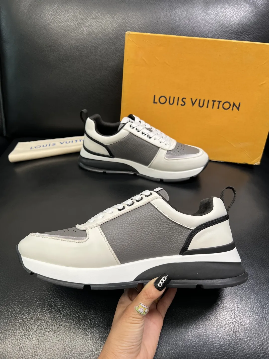 P 430 Lv 高品质 顶级工艺品 路易威登，运动板鞋专柜同步，鞋面意大利进口，高品质拼接缤纷色彩复杂工艺品，进口羔羊毛里垫柔软舒适，鞋底：原厂特供原版底，TPU独家活动成型底超级舒适，原厂跟单货，高品质，欢迎对比，码数 39-44 （订做38 45 ）