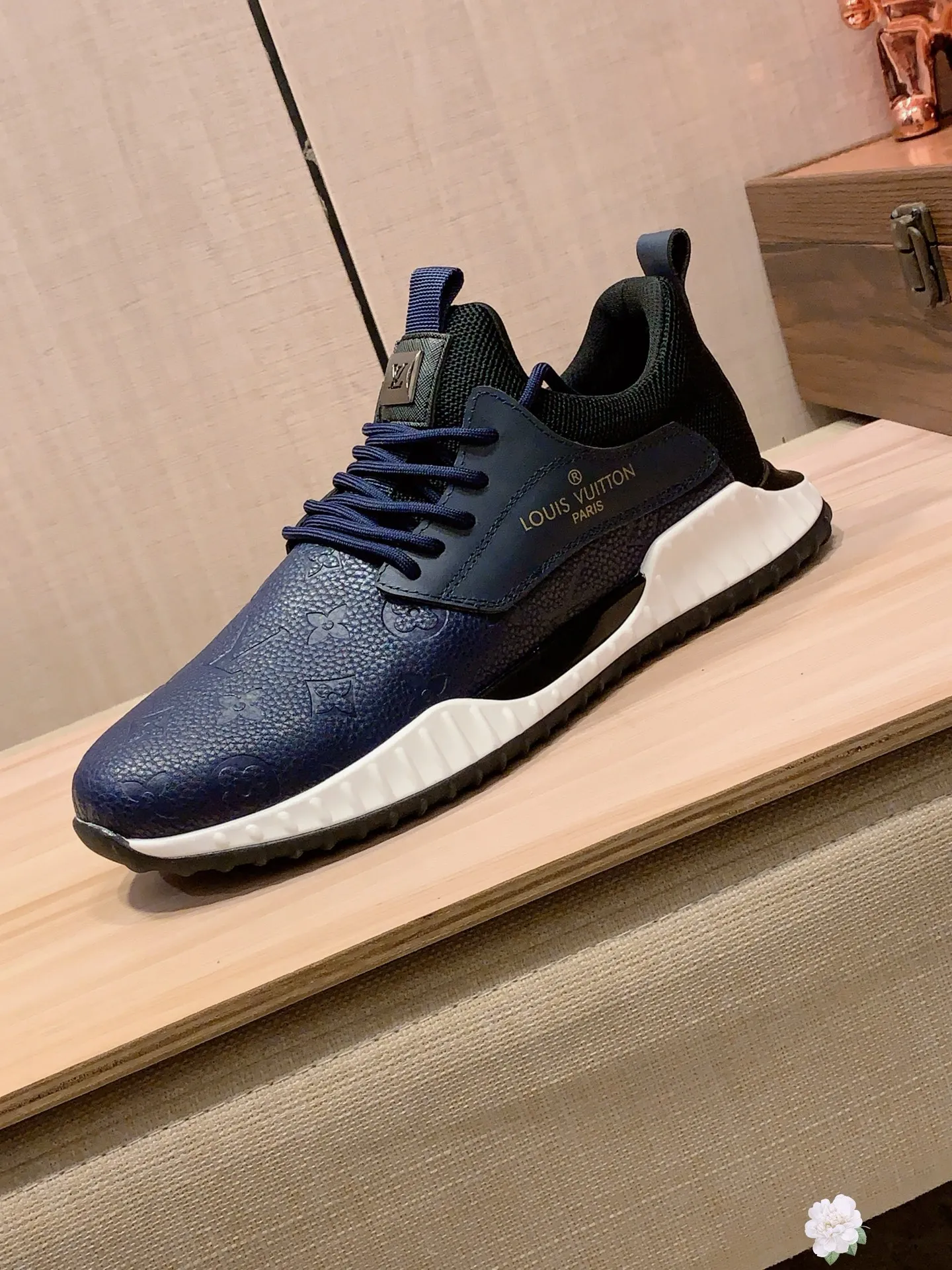 新款: 厂价:221💰💰🎩🎩[闪电][闪电] 《 LV* 》最新&bull;爆款休闲鞋，顶端品牌[勾引]奢侈～代购，顶级～质量。[强]鞋面選用进口透气牛皮搭配材质➕透气羊皮垫脚（&bull;）精细做工。原版个性时尚柔软橡膠耐磨防滑大底，上脚轻巧舒适，实物拍摄🎬實物更好看，011:码: 38-44，3️⃣色入选