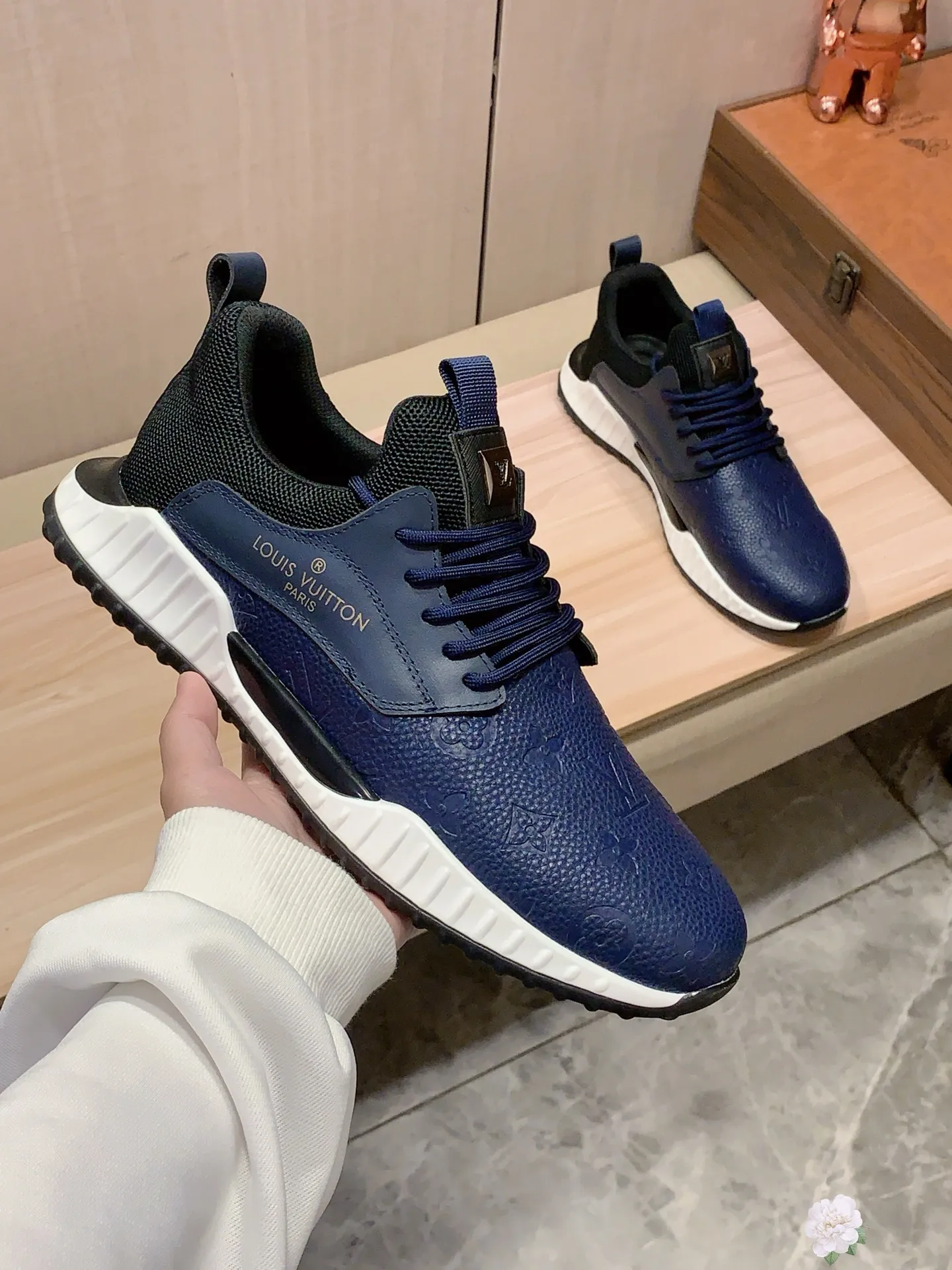 新款: 厂价:221💰💰🎩🎩[闪电][闪电] 《 LV* 》最新&bull;爆款休闲鞋，顶端品牌[勾引]奢侈～代购，顶级～质量。[强]鞋面選用进口透气牛皮搭配材质➕透气羊皮垫脚（&bull;）精细做工。原版个性时尚柔软橡膠耐磨防滑大底，上脚轻巧舒适，实物拍摄🎬實物更好看，011:码: 38-44，3️⃣色入选