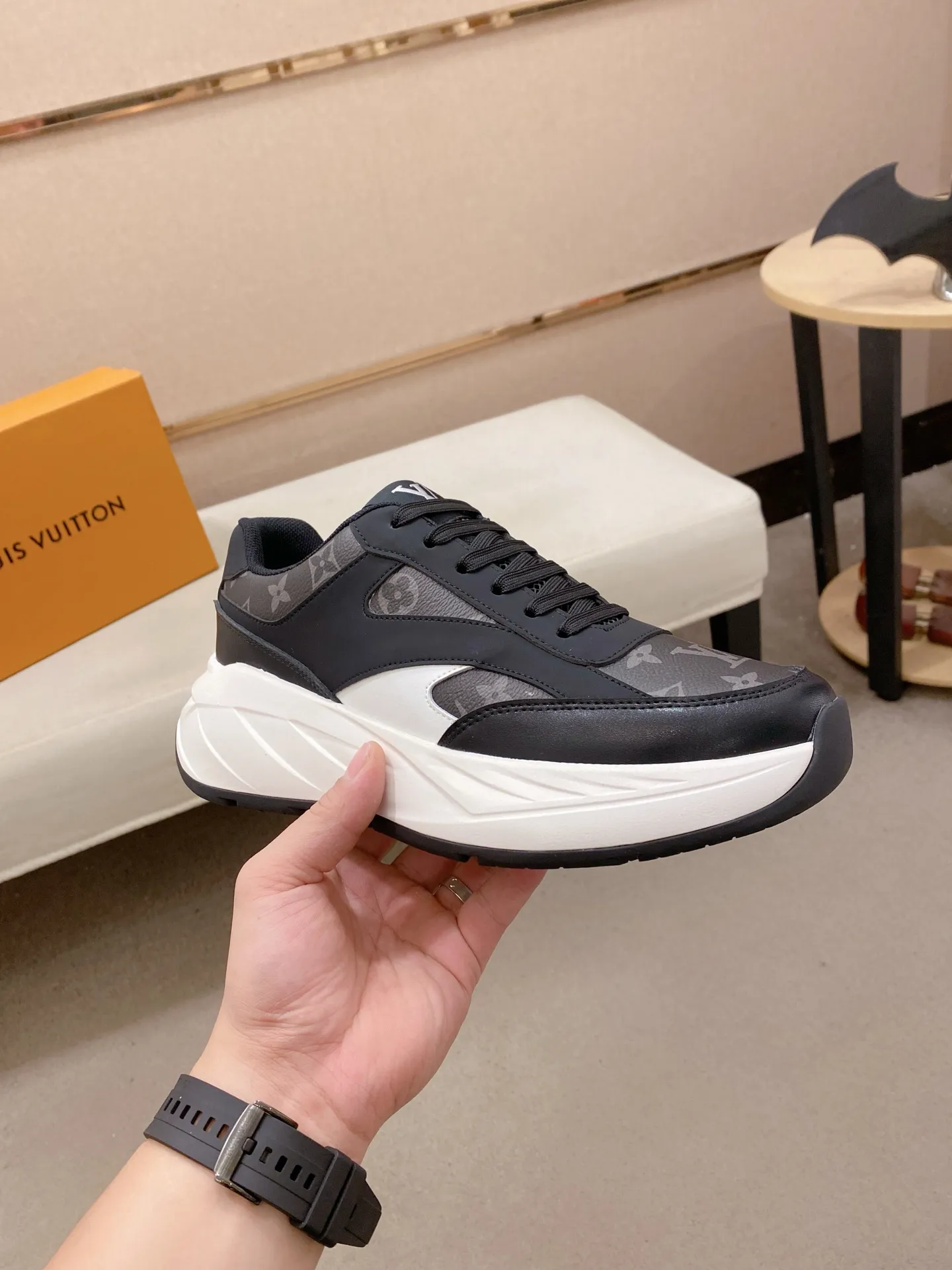 工厂价 241💰Louis Vuitton(路易威登/LV)顶级🔍🔍新款专柜同步发售，鞋面🇮🇹意大利进口头层牛皮，全进口网布透气内里💪💪，完全1⃣️比1⃣️复刻🇮🇹💪💪，⚠鞋底：原厂特供原版底，独家活动成型底超级舒适，⚠原厂跟单货，🔍🔍高品质，可随意进出专柜，欢迎对比⚠。码数:38-44。可订做45不退换！