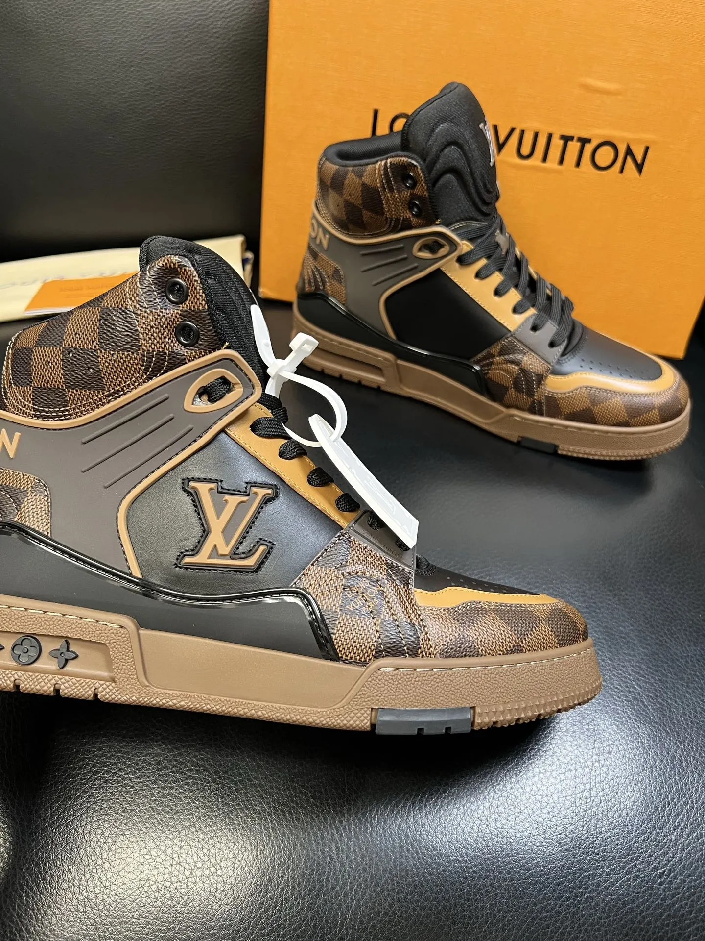 P520 Lv 高品质 顶级工艺品 路易威登，专柜同步，鞋面意大利进口，高品质拼接缤纷色彩复杂工艺品，进口水染牛皮垫网里柔软舒适，鞋底：原厂特供原版底，TPU独家活动成型底超级舒适，原厂跟单货，欢迎对比，码数 38-44 （订做45 ）