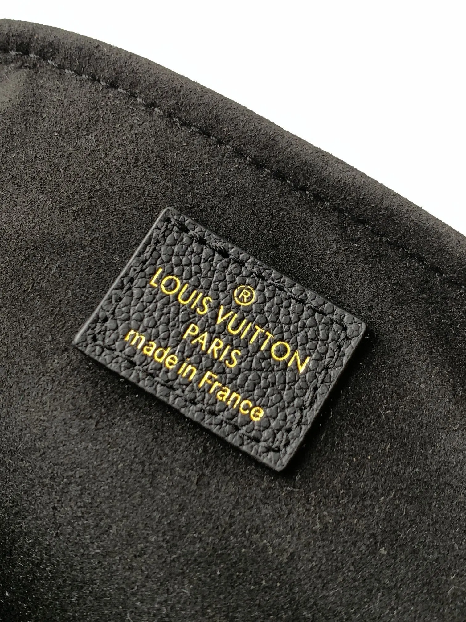 【动态163c芯片 顶级原单加强版】M12753焦糖色M83219杏印 M83275米白 M46917黑色 顶级原单本款 Mini Bumbag 手袋为 Monogram Empreinte 软粒面皮革压印 Monogram 图案，令前卫设计重焕新姿。巧用可拆卸链条和可拆卸并调节的肩带，解锁多种造型和背携方式。内设拉链主隔层，压纹皮革标签栖身拉链前袋。17.0 x 12.0 x 9.5 厘米 (长 x 高 x 宽) &bull; Monogram Empreinte 压纹软粒面牛皮革 &bull; 牛皮革饰边 &bull; 微纤维内衬 &bull; 金属件 &bull; 拉链开合 &bull; 拉链前袋 &bull; 肩带：可拆卸，可调节 &bull; 包带半长：32.0 厘米 &bull; 包带半长可调至：44.0 厘米 &bull; 链条：可拆卸 &bull; 链条半长：20.0 厘米