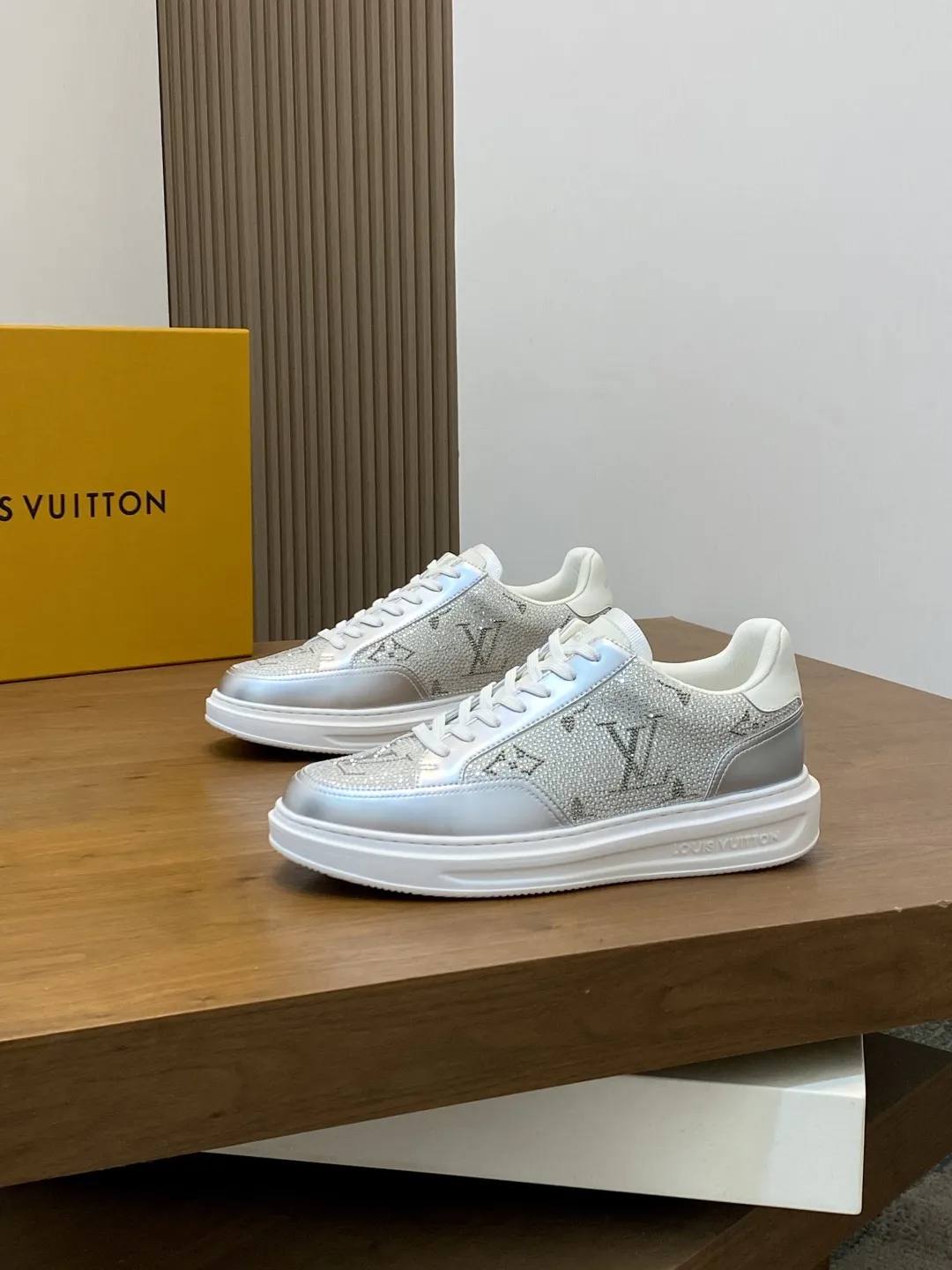 💰210 ••新品•• 2025FW•LV TRAINER 烫钻满天星💎复古运动鞋!Lou* V~原单正品货!原版进口顶级反绒牛皮•烫印进口捷克钻💠织物网眼内里垫脚➕原版TPU组合鞋底~套楦工艺•舒适耐穿! Size:38-45 46定制